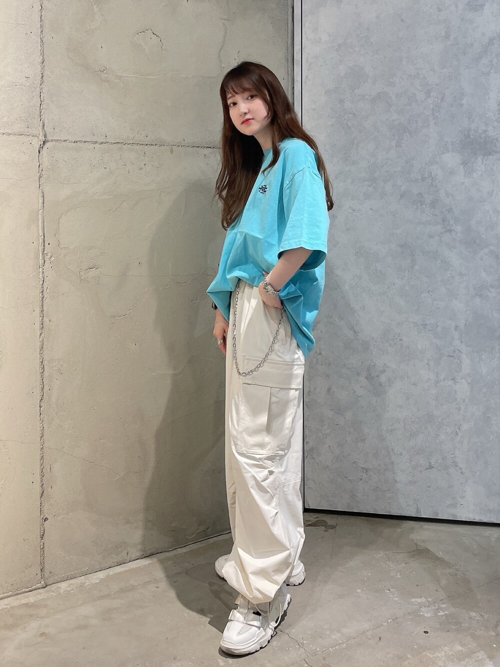 「淡色コーデ、きれいめカジュアル、Tシャツ、休日スタイル、パステルカラー、ユニセックス、カーゴパンツ、夏コーデ、いいね、save、フォローお願いします🤑、シンプルコーデ」｜「tk.TAKEO KIKUCHIのナイロンワイドカーゴパンツ（その他パンツ、ホワイト系）」を使った、MIKAさん（レディース・154cm）の春コーディネートの2枚目の写真