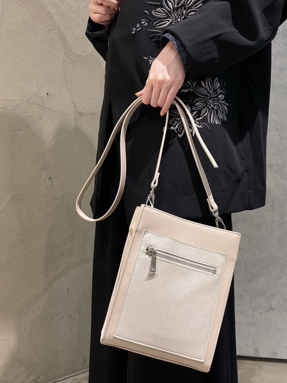 「シャツスタイル、秋コーデ、お出かけコーデ、秋服コーデ、大人カジュアル、ノーカラージャケット、柄シャツ、モノトーンコーデ、ミニバッグ、いいね、save、フォローお願いします🤑」|「tk.TAKEO KIKUCHIのダブルナローバングル(ブレスレット、ゴールド系)」を使った、MIKAさん(レディース・154cm)の秋コーディネートの3枚目の写真