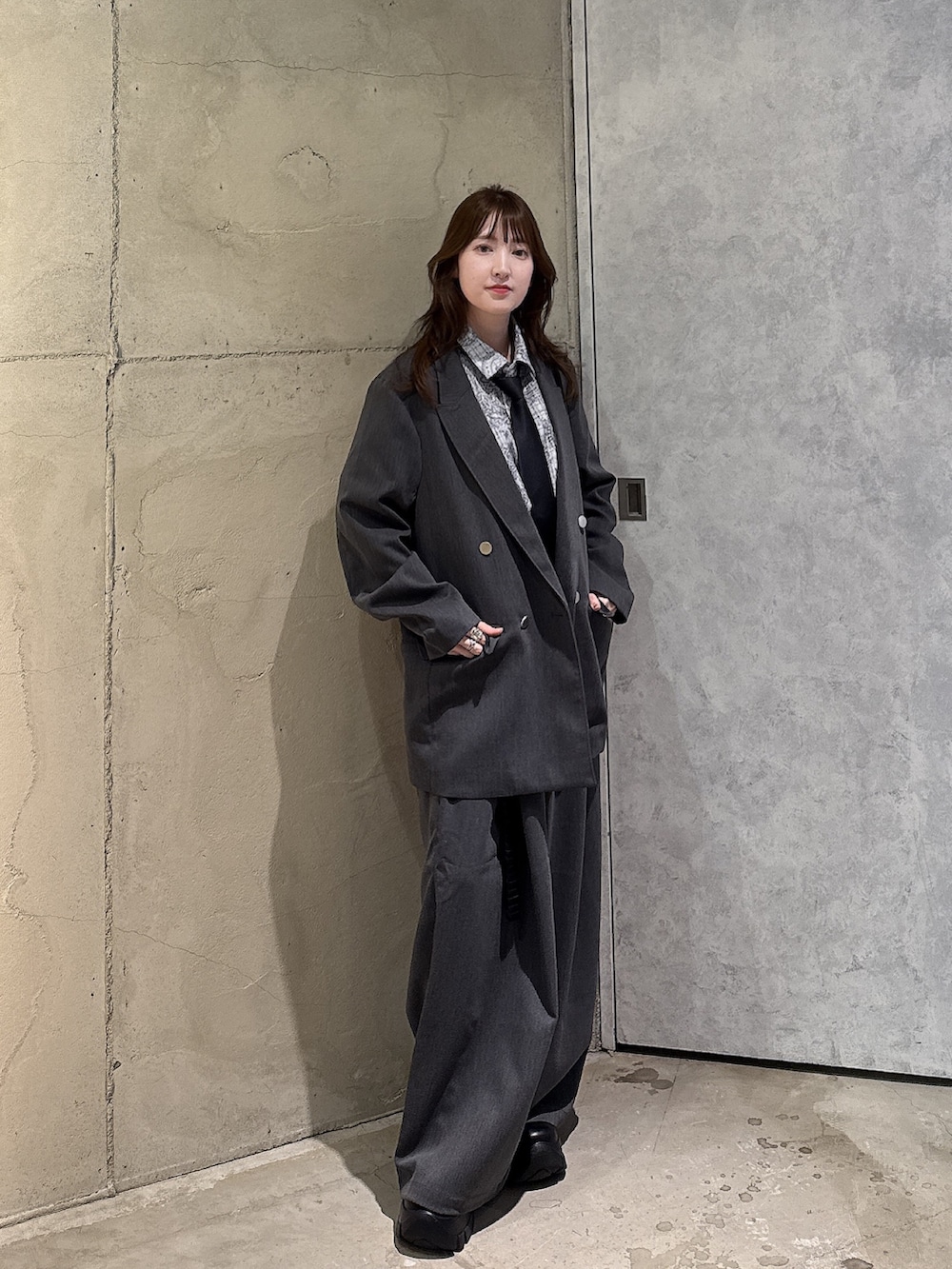 グレー系のその他パンツ、グレー系のテーラードジャケット、グレー系のシャツ/ブラウスを着用したレディースの秋コーディネートの2枚目の写真