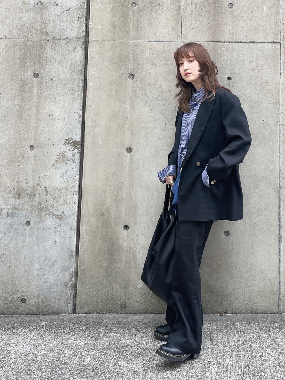 「オトナカワイイ、休日スタイル、今日のコーデ、ビッグシルエット、セットアップ、モノトーンコーデ、レイヤード、トートバッグ、ストライプシャツ」|「tk.TAKEO KIKUCHIのスプリングツイードジャケット(テーラードジャケット、ブラック系)」を使った、MIKAさん(レディース・154cm)の冬コーディネートの2枚目の写真