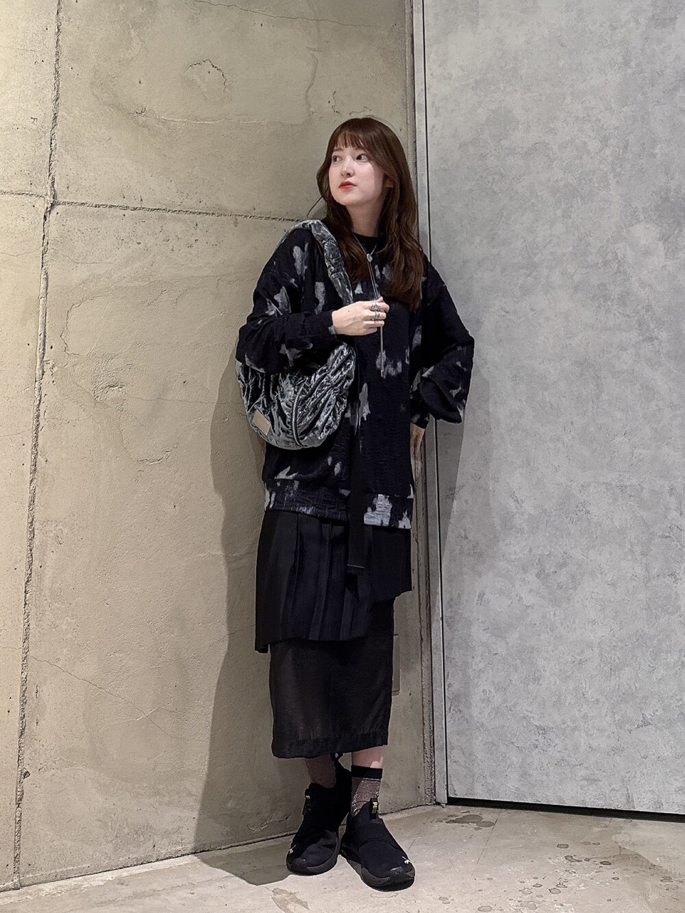 グレー系のショルダーバッグ、ブラック系のTシャツ/カットソー、シルバー系のネックレスを着用したレディースの秋コーディネートの2枚目の写真