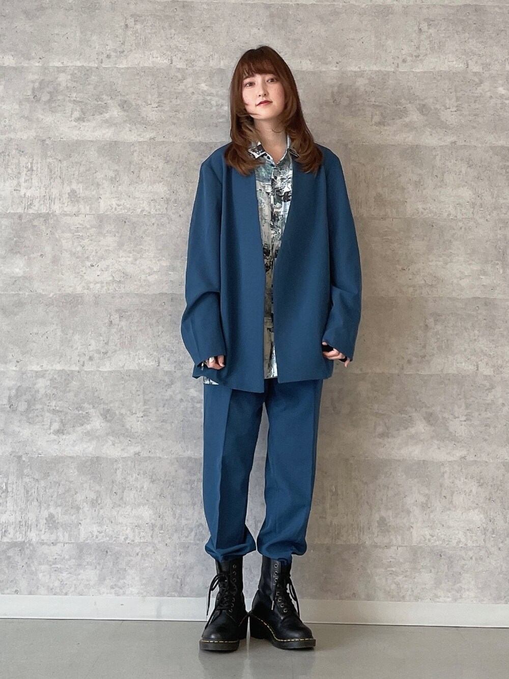 「ロングコート、セットアップ、青コーデ、オーバーサイズ、カラーコーデ、柄シャツ、モード、春コーデ、ほめられ本命コーデ、大人カジュアル」｜「tk.TAKEO KIKUCHIのスタンドカラーコート（その他アウター、ブラック系）」を使った、MIKAさん（レディース・154cm）の冬コーディネートの2枚目の写真
