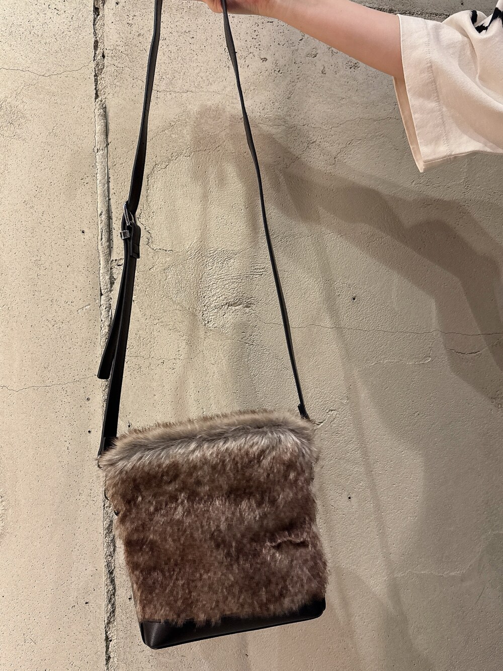 ホワイト系のTシャツ/カットソー、ブラック系のショルダーバッグを着用したレディースの夏コーディネートの3枚目の写真