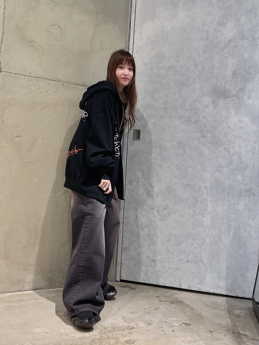 「秋コーデ、パーカー、パーカーコーデ、デニム、オーバーサイズ、ユニセックス、ストリート」|「tk.TAKEO KIKUCHIのアソートチェーンネックレス(ネックレス、シルバー系)」を使った、MIKAさん(レディース・154cm)の秋コーディネートの2枚目の写真