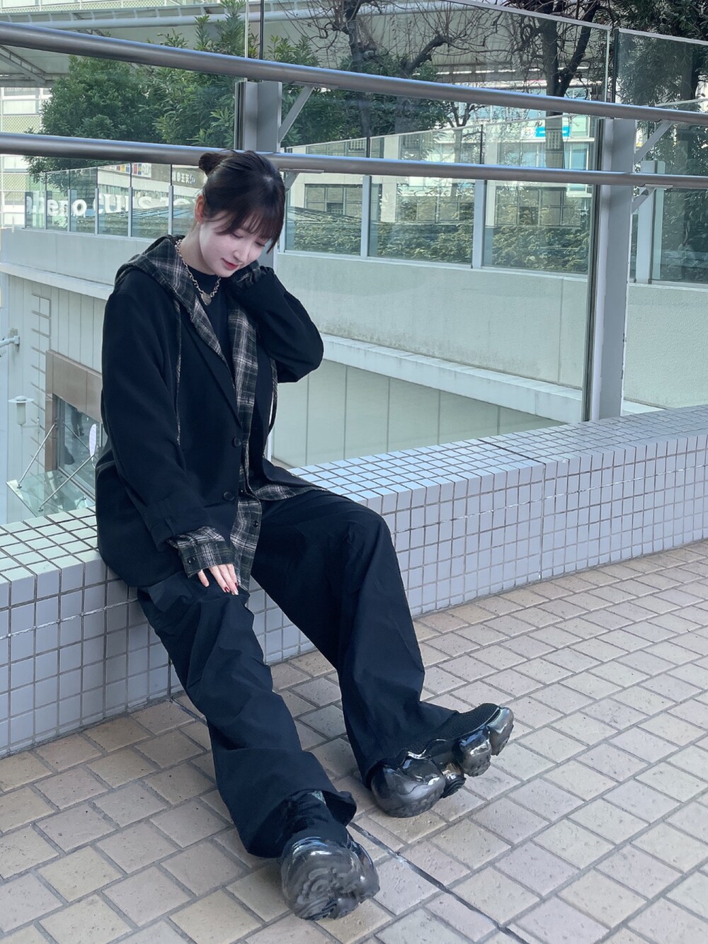 「春コーデ、オトナ女子、大人かわいい、パンツコーデ、ラクチンコーデ、休日、オトナカジュアル、ジャケット、パーカー、カーゴパンツ」｜「tk.TAKEO KIKUCHIの360度ストレッチテーラードジャケット（セットアップ対応）（テーラードジャケット、ブラック系）」を使った、MIKAさん（骨格ナチュラル・レディース・154cm）の春コーディネートの2枚目の写真