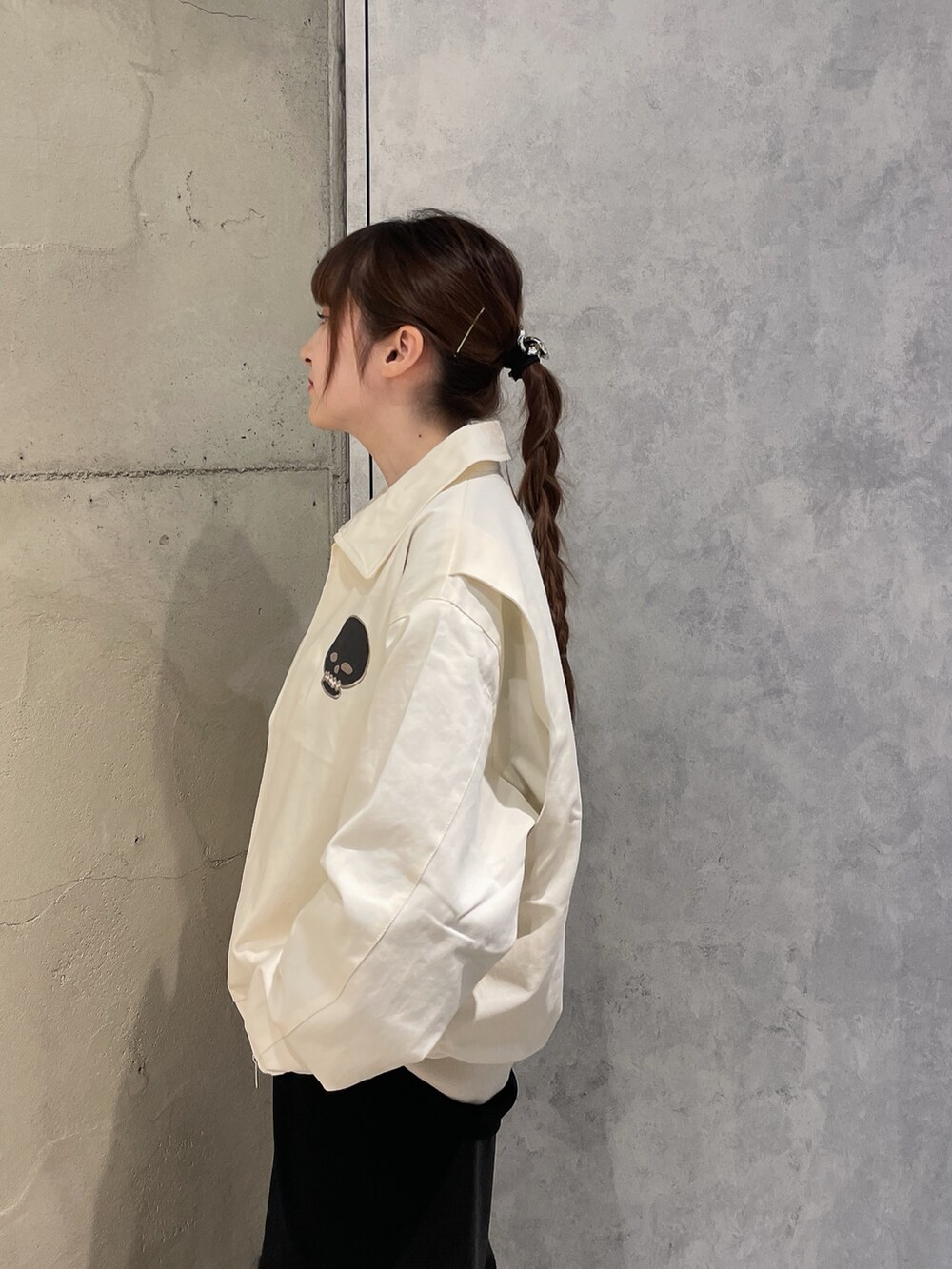 「秋コーデ、ユニセックス、ドクロ、メンズライク、大人カジュアル、スイングトップ」｜「tk.TAKEO KIKUCHIのK’PJT by AYUTA “スカルじゃん”スイングトップジャケット（ブルゾン、ホワイト系）」を使った、MIKAさん（レディース・154cm）の秋コーディネートの4枚目の写真