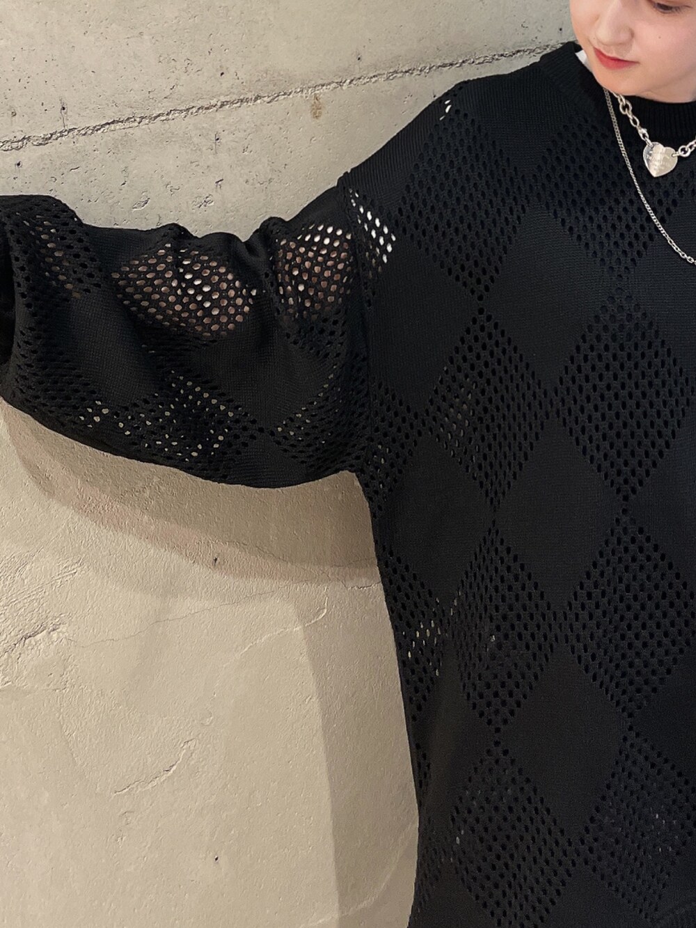 ブラック系のニット/セーター、グレー系のカーゴパンツ、シルバー系のネックレスを着用したレディースの夏コーディネートの3枚目の写真