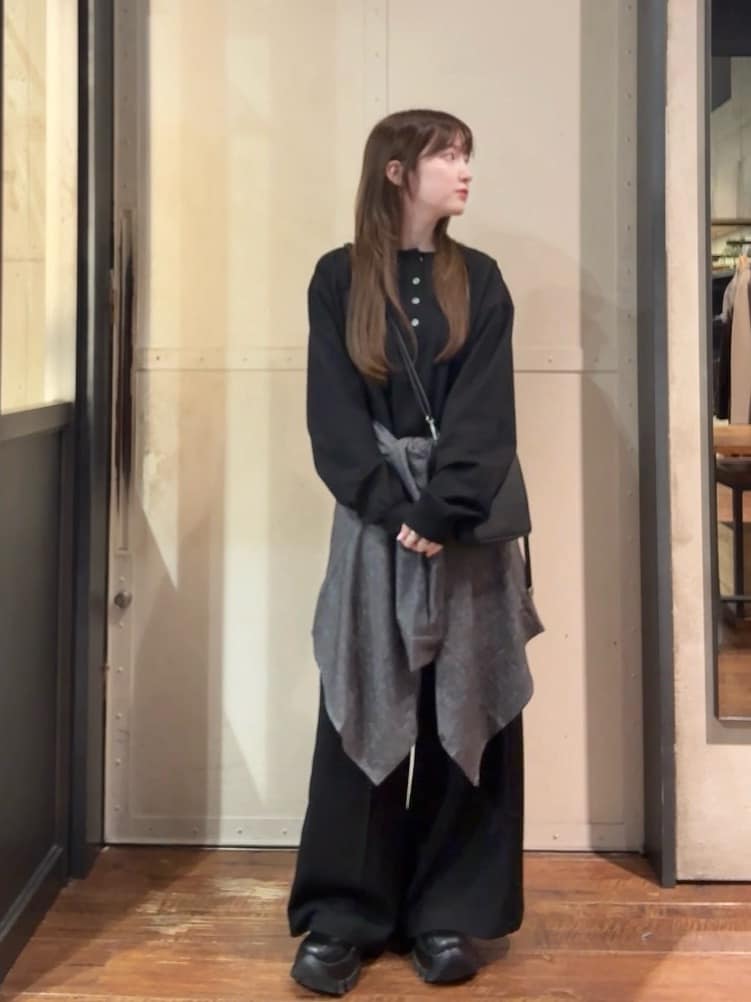 グレー系のシャツ/ブラウス、ブラック系のショルダーバッグ、ブラック系のTシャツ/カットソーを着用したレディースの夏コーディネートの2枚目の写真