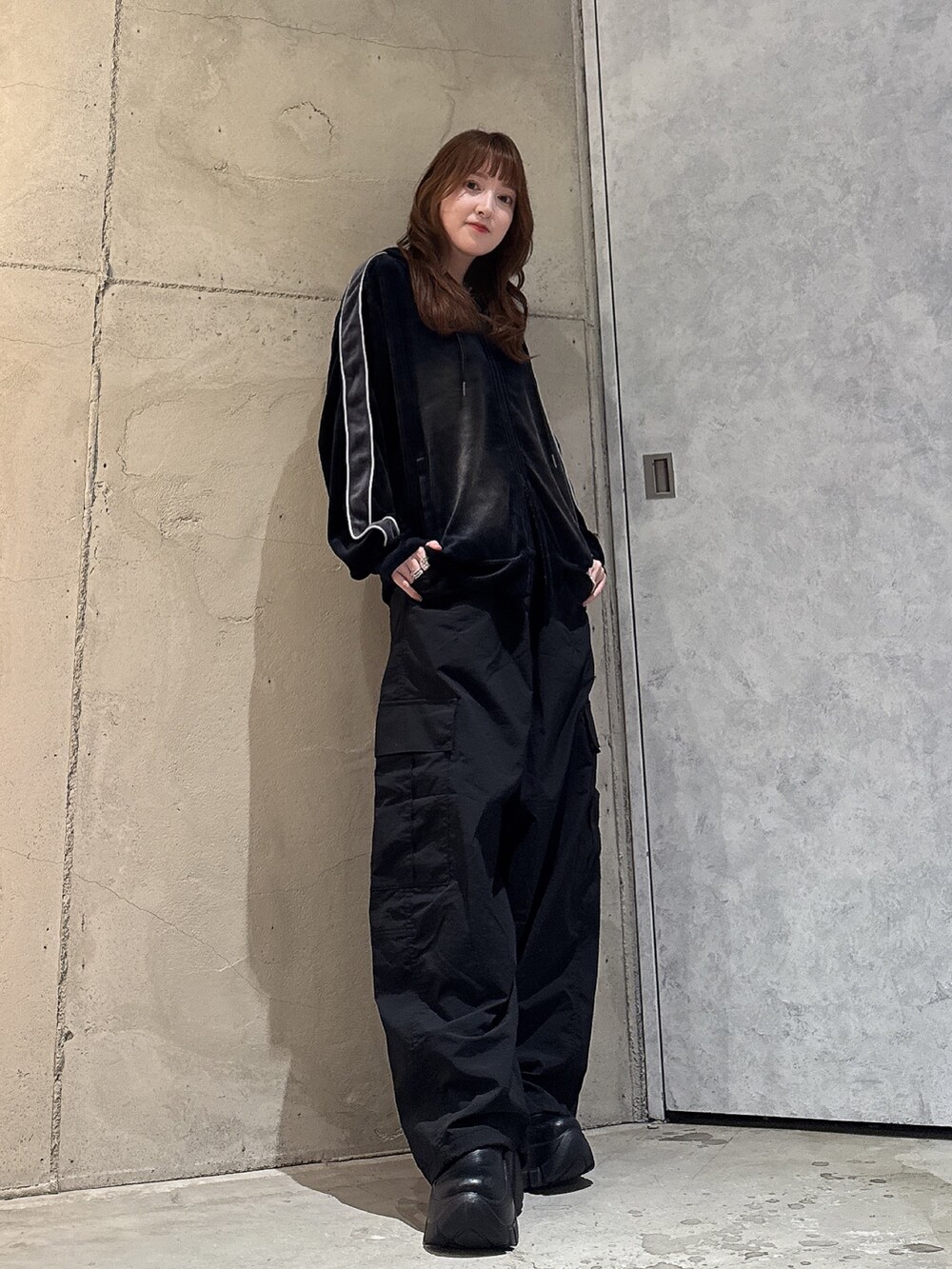 ブラック系のその他パンツ、ブラック系のパーカー、シルバー系のネックレスを着用したレディースの秋コーディネートの2枚目の写真