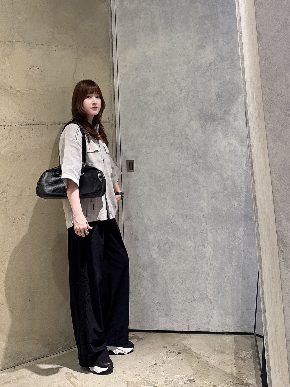 グレー系のカーディガン/ボレロ、ブラック系のボストンバッグを着用したレディースの夏コーディネートの2枚目の写真
