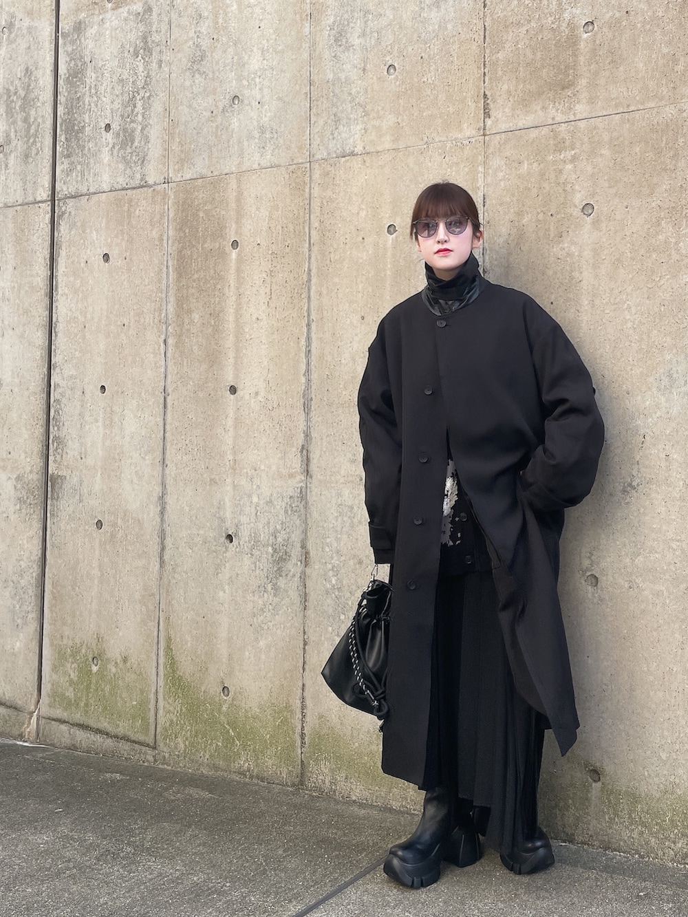 「お出かけコーデ、オトナカジュアル、大人女子、シンプルスタイル、おしゃれさんと繋がりたい、今日のコーデ、オールブラック、モード、ロングコート、モノトーン、ブルべ冬」｜「tk.TAKEO KIKUCHIのスプリングステンカラーコート（ステンカラーコート、ブラック系）」を使った、MIKAさん（レディース・154cm）の冬コーディネートの2枚目の写真