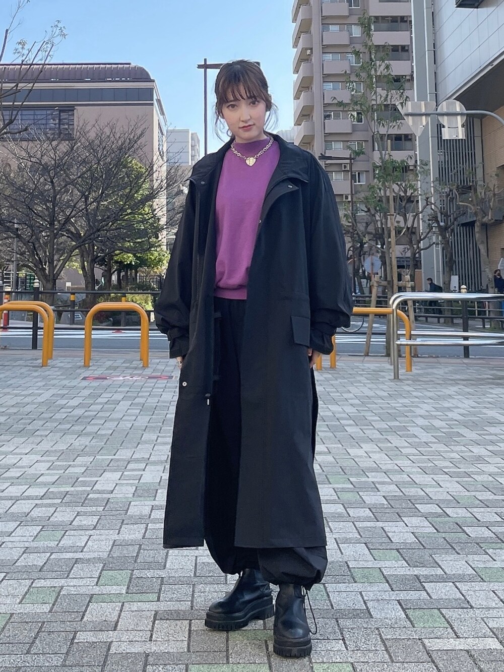 「春服デビュー宣言、韓国ファッション、ストリート、モッズコート、カーゴパンツ、モノトーンコーデ、差し色、ユニセックス、ロングコート、ブラックコーデ」｜「tk.TAKEO KIKUCHIのバギーカーゴパンツ（その他パンツ、ブラック系）」を使った、MIKAさん（レディース・154cm）の春コーディネートの2枚目の写真