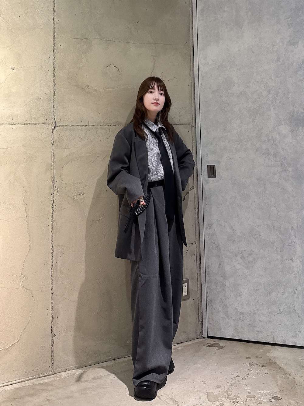 グレー系のその他パンツ、グレー系のテーラードジャケット、グレー系のシャツ/ブラウスを着用したレディースの秋コーディネートの3枚目の写真