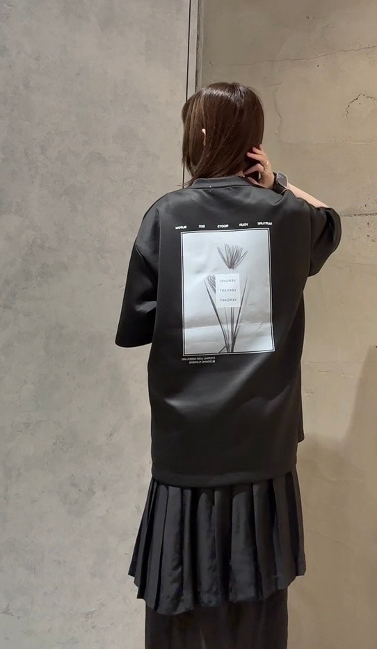 ホワイト系のショルダーバッグ、ブラック系のTシャツ/カットソー、シルバー系のキーケース/キーアクセサリーを着用したレディースの夏コーディネートの2枚目の写真