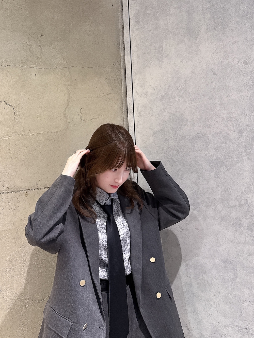 グレー系のその他パンツ、グレー系のテーラードジャケット、グレー系のシャツ/ブラウスを着用したレディースの秋コーディネートの4枚目の写真