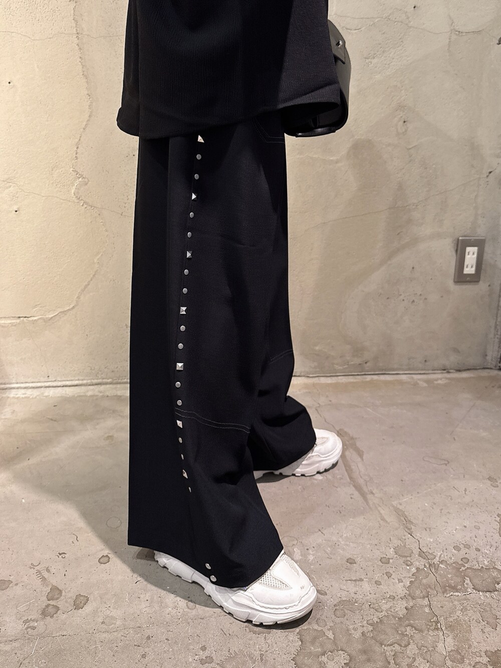 ブラック系のその他パンツ、ブラック系のショルダーバッグ、ブラック系のシャツ/ブラウスを着用したレディースの夏コーディネートの4枚目の写真