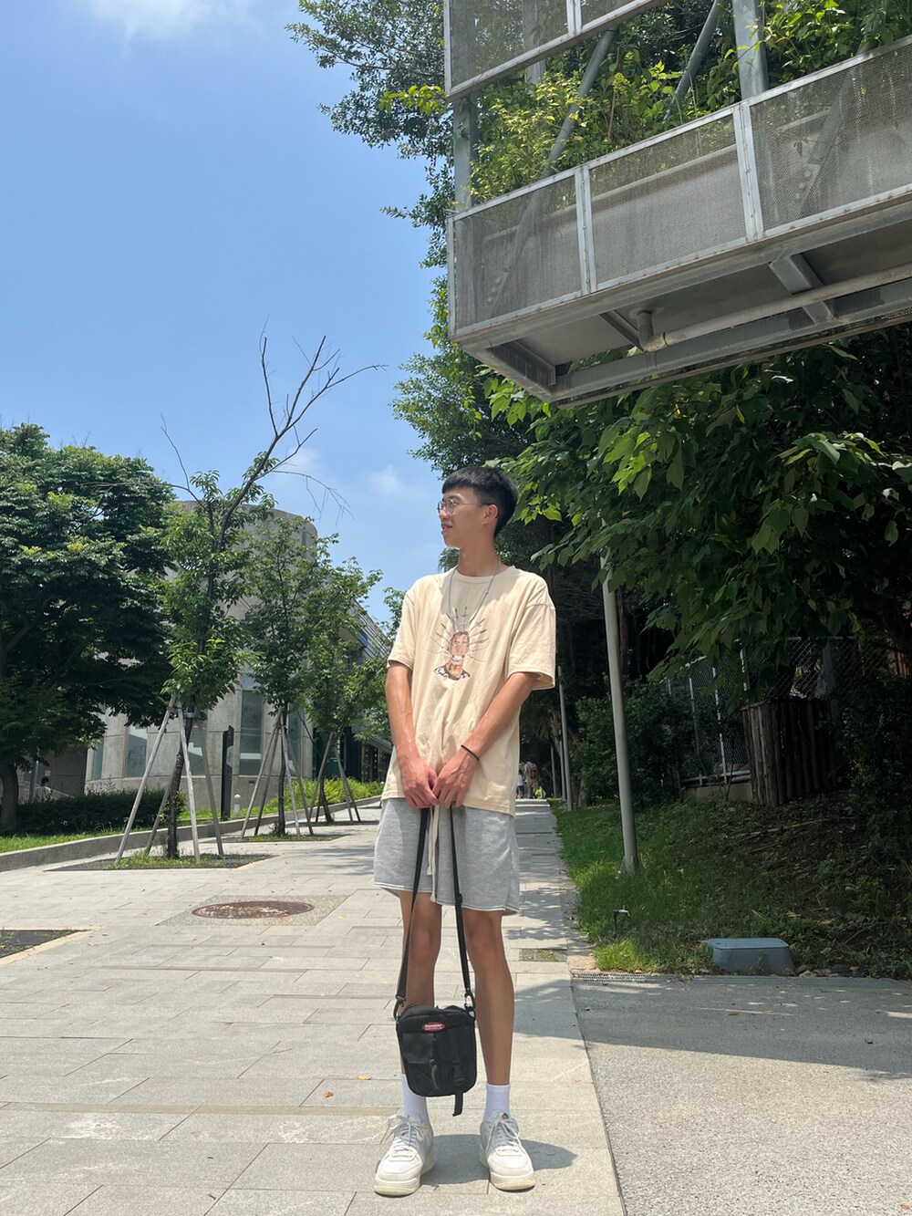 ベージュ系のスニーカーを着用したメンズの夏コーディネートの2枚目の写真