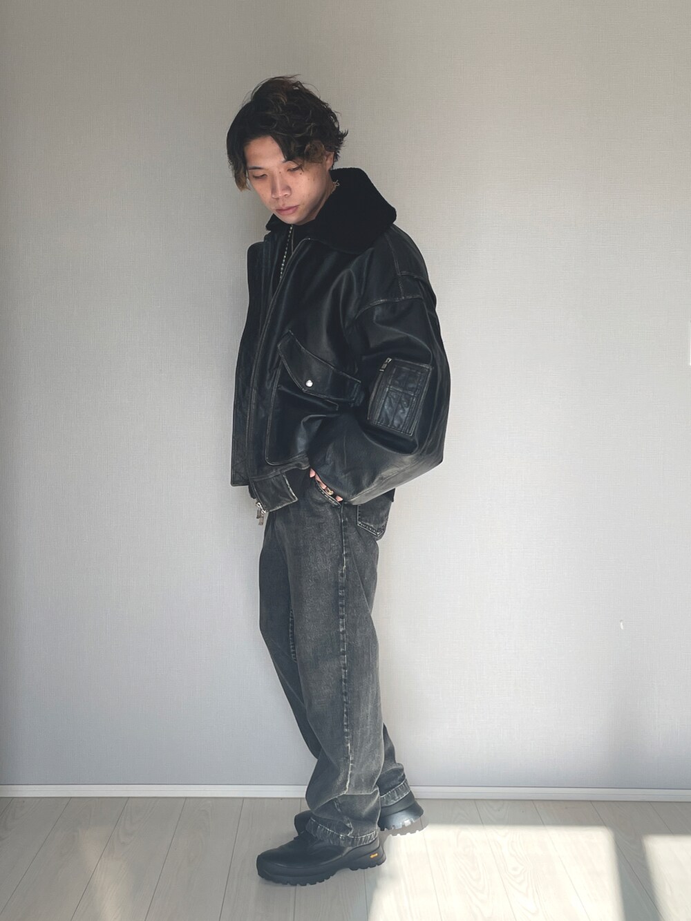 「服好きな人と繋がりたい、おしゃれさんと繋がりたい、メンズファッション、カジュアルコーデ、新星WEARISTAにエントリー、オトナカジュアル、ブラックコーデ、レザー、レザージャケット、スウェット、デニム、ブラック、スニーカーコーデ、メゾンスペシャル、LIDnM」|「ZARAのアイテム(ブーツ、ブラック系)」を使った、UW168さん(メンズ・175cm)の冬コーディネートの4枚目の写真