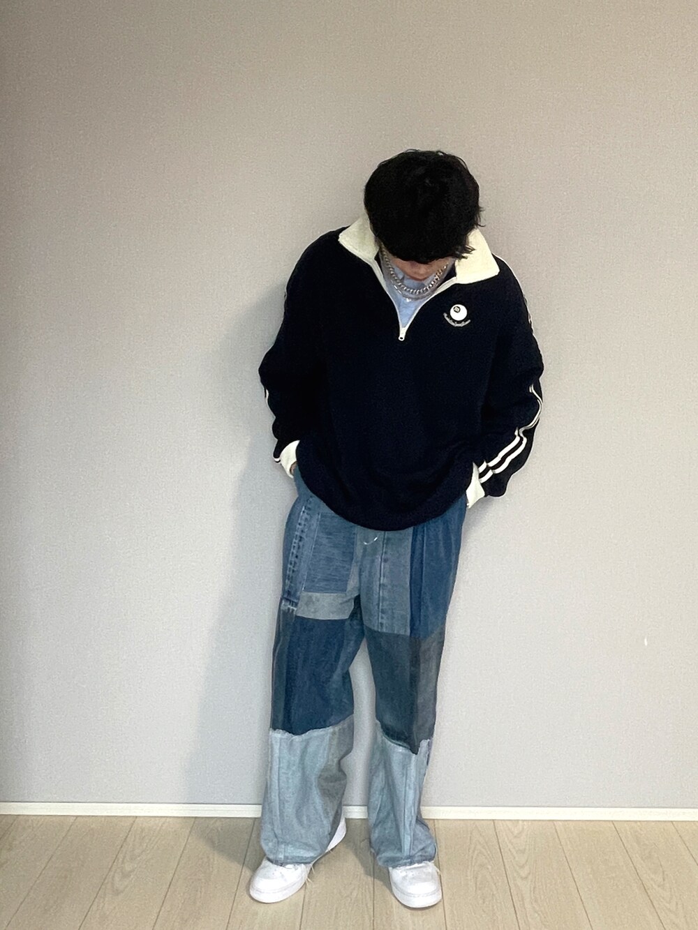 ブルー系のスウェット、ブルー系のデニムパンツ、ホワイト系のスニーカーを着用したメンズの春コーディネートの2枚目の写真