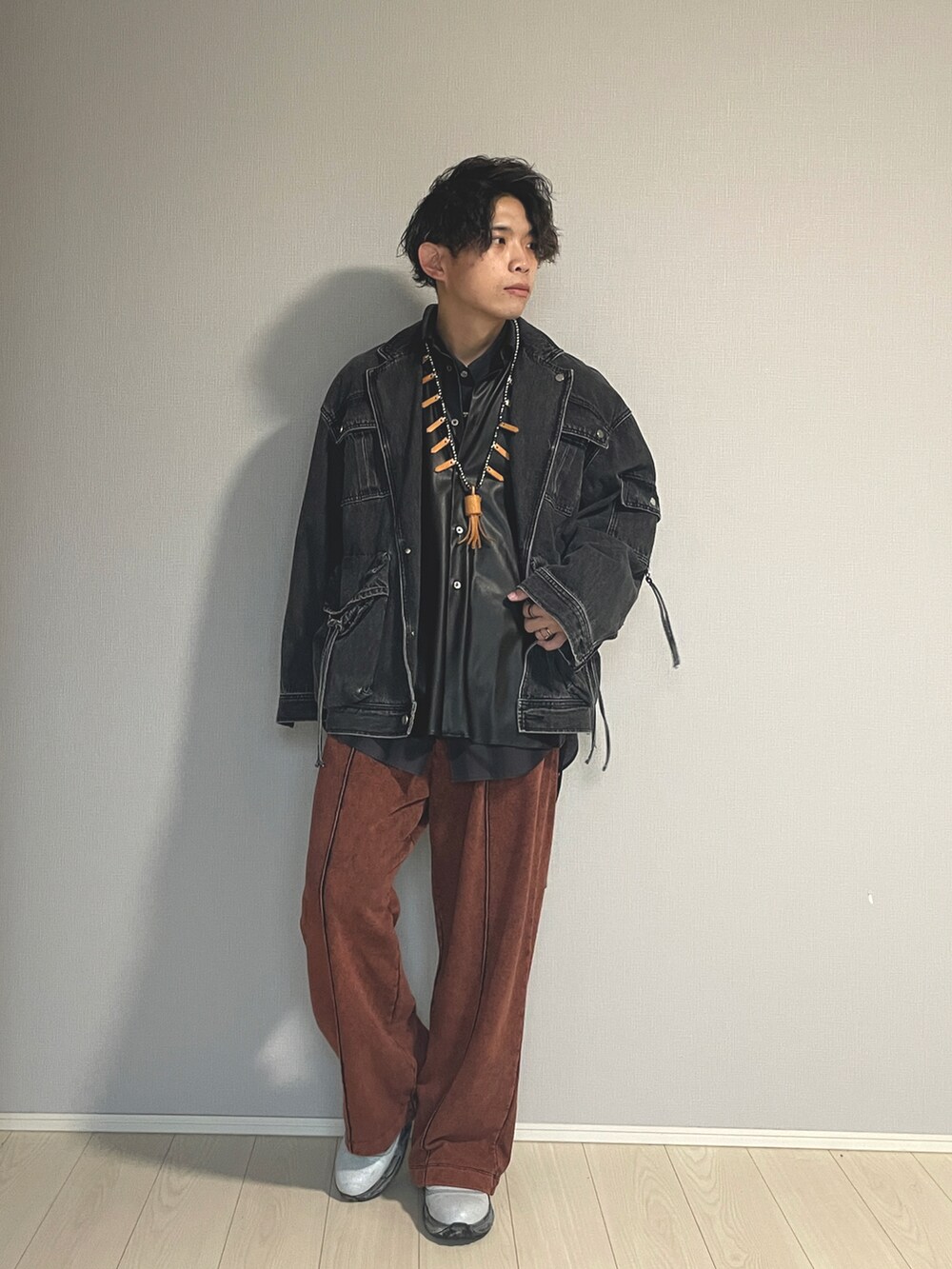 ホワイト系のブーツ、レッド系のスウェットパンツ、グレー系のシャツ/ブラウスを着用したメンズの冬コーディネートの3枚目の写真