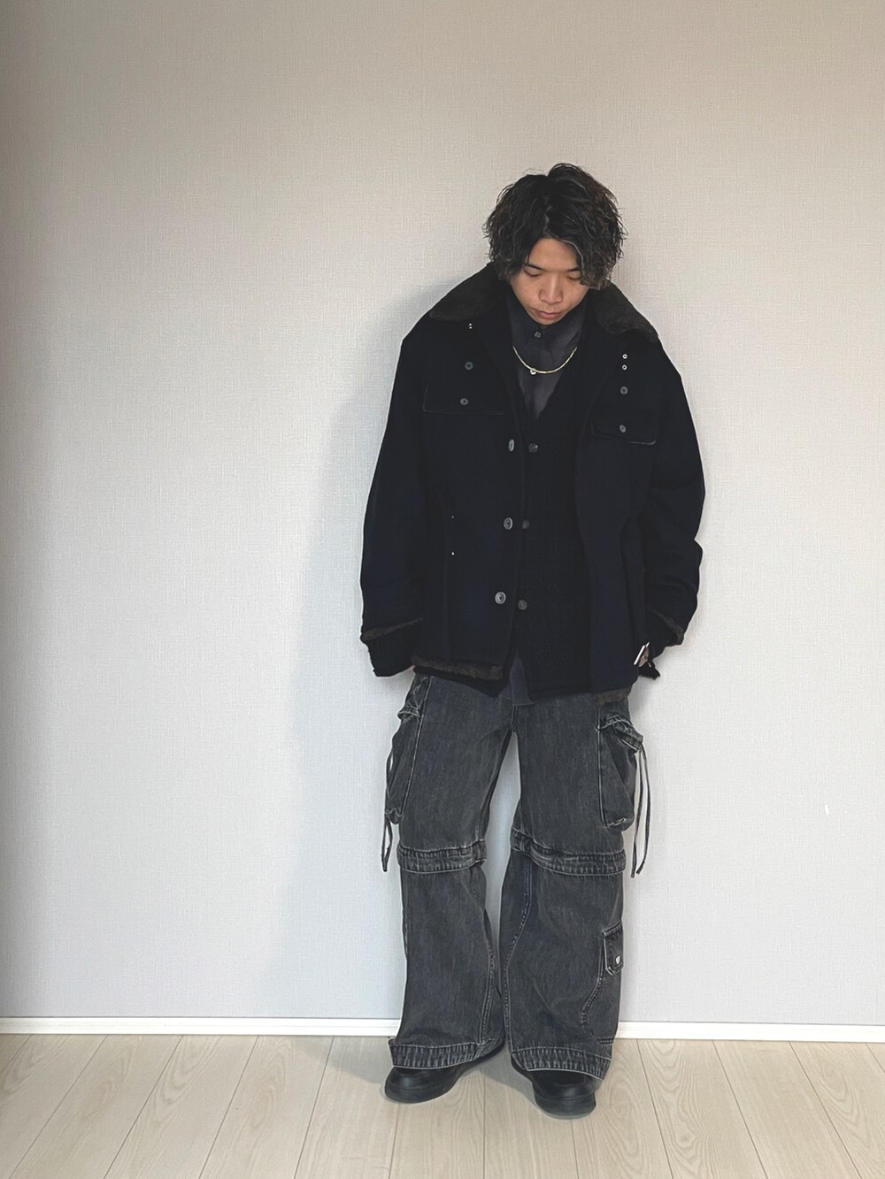 「服好きな人と繋がりたい、おしゃれさんと繋がりたい、メンズファッション、カジュアルコーデ、ファッションを楽しもう、大人コーデ、ダークトーンコーデ、キレイめカジュアル、デニム、カーゴパンツ、メゾンスペシャル、冬コーデ」|「MAISON SPECIALの《ユニセックスアイテム》ビッグポケット2WAYバギーデニムカーゴパンツ【MAISON SPECIAL/メゾンスペシャル】■セットアップ対応■(デニムパンツ、ブラック系)」を使った、UW168さん(メンズ・175cm)の冬コーディネートの3枚目の写真