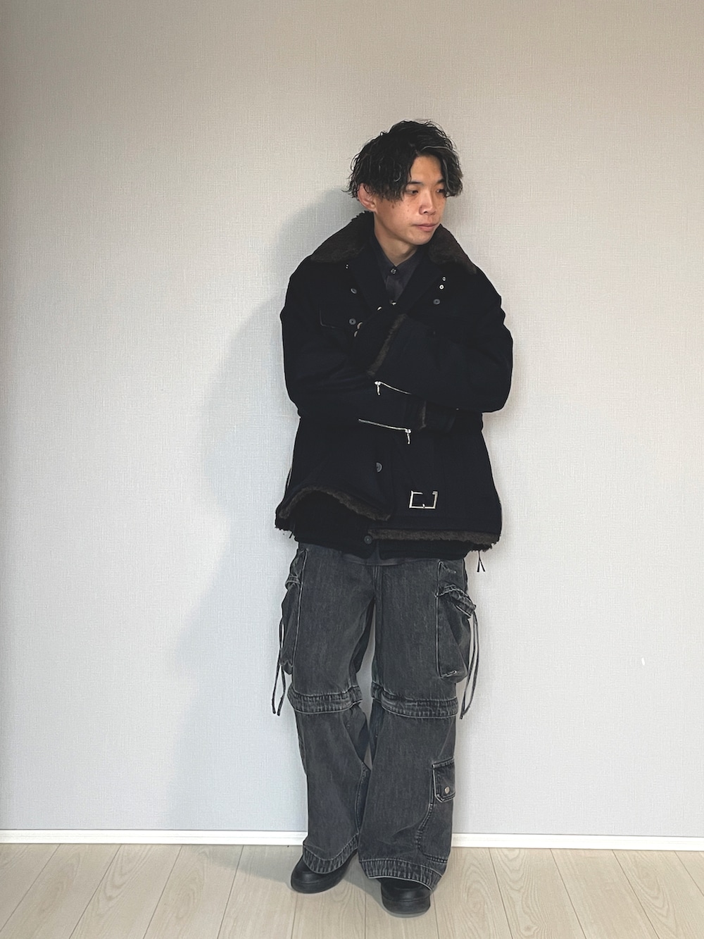 「服好きな人と繋がりたい、おしゃれさんと繋がりたい、メンズファッション、カジュアルコーデ、ファッションを楽しもう、大人コーデ、ダークトーンコーデ、キレイめカジュアル、デニム、カーゴパンツ、メゾンスペシャル、冬コーデ」|「MAISON SPECIALの《ユニセックスアイテム》ビッグポケット2WAYバギーデニムカーゴパンツ【MAISON SPECIAL/メゾンスペシャル】■セットアップ対応■(デニムパンツ、ブラック系)」を使った、UW168さん(メンズ・175cm)の冬コーディネートの5枚目の写真