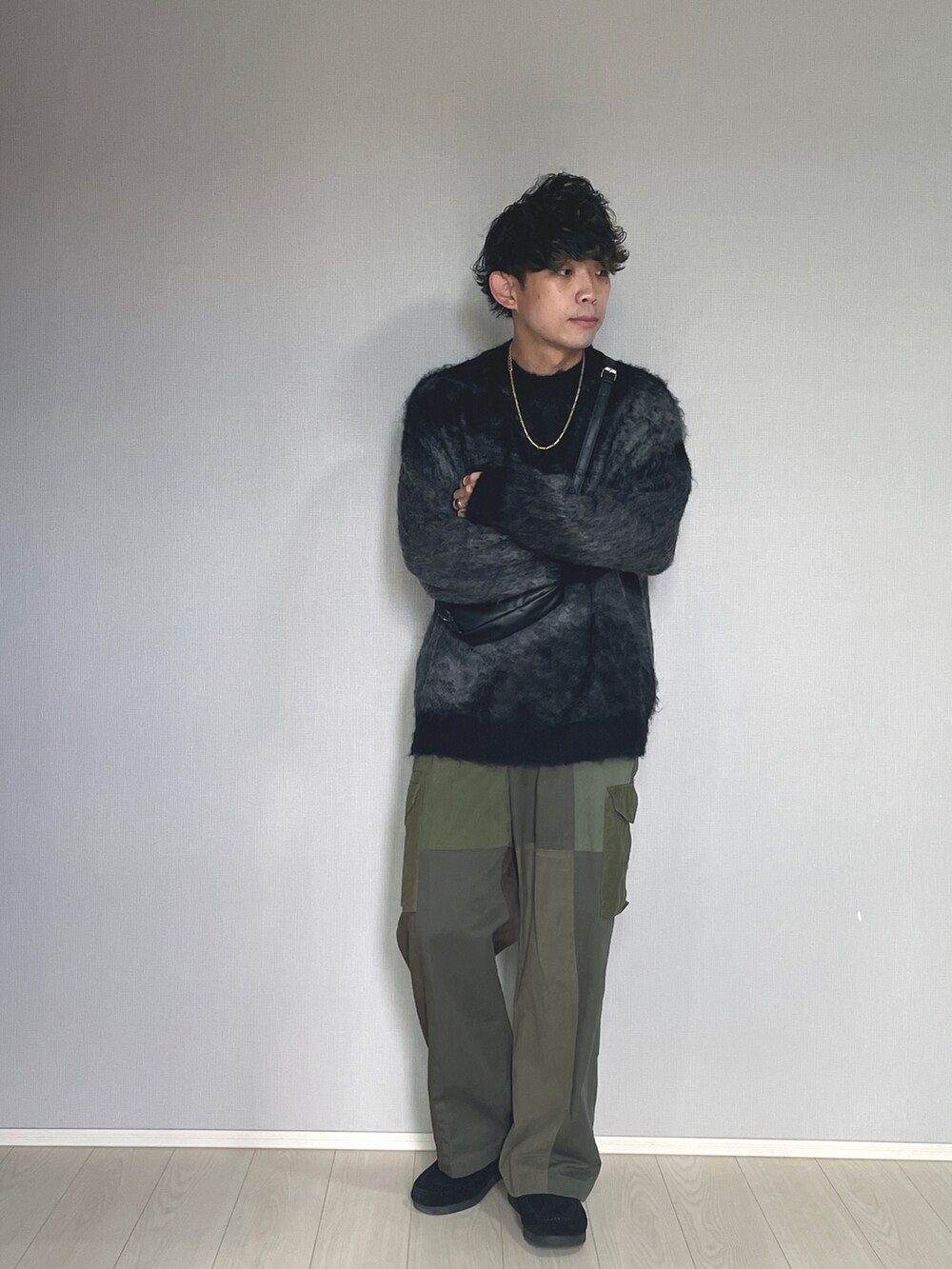 「おしゃれさんと繋がりたい、服好きな人と繋がりたい、ファッションを楽しもう、秋冬コーデ、大人カジュアル、シンプルコーデ、秋服、大人コーデ、きれいめカジュアル、グラデーションニット、キレイめ、ニットコーデ、WYM、カジュアル」｜「MAISON SPECIALの《ユニセックスアイテム》【SPECIAL REMAKE FACTORY コラボ】サスティナブルリメイクカーゴパンツ 【MAISON SPECIAL/メゾンスペシャル】（カーゴパンツ、グリーン系）」を使った、UW168さん（メンズ・175cm）の秋コーディネートの2枚目の写真