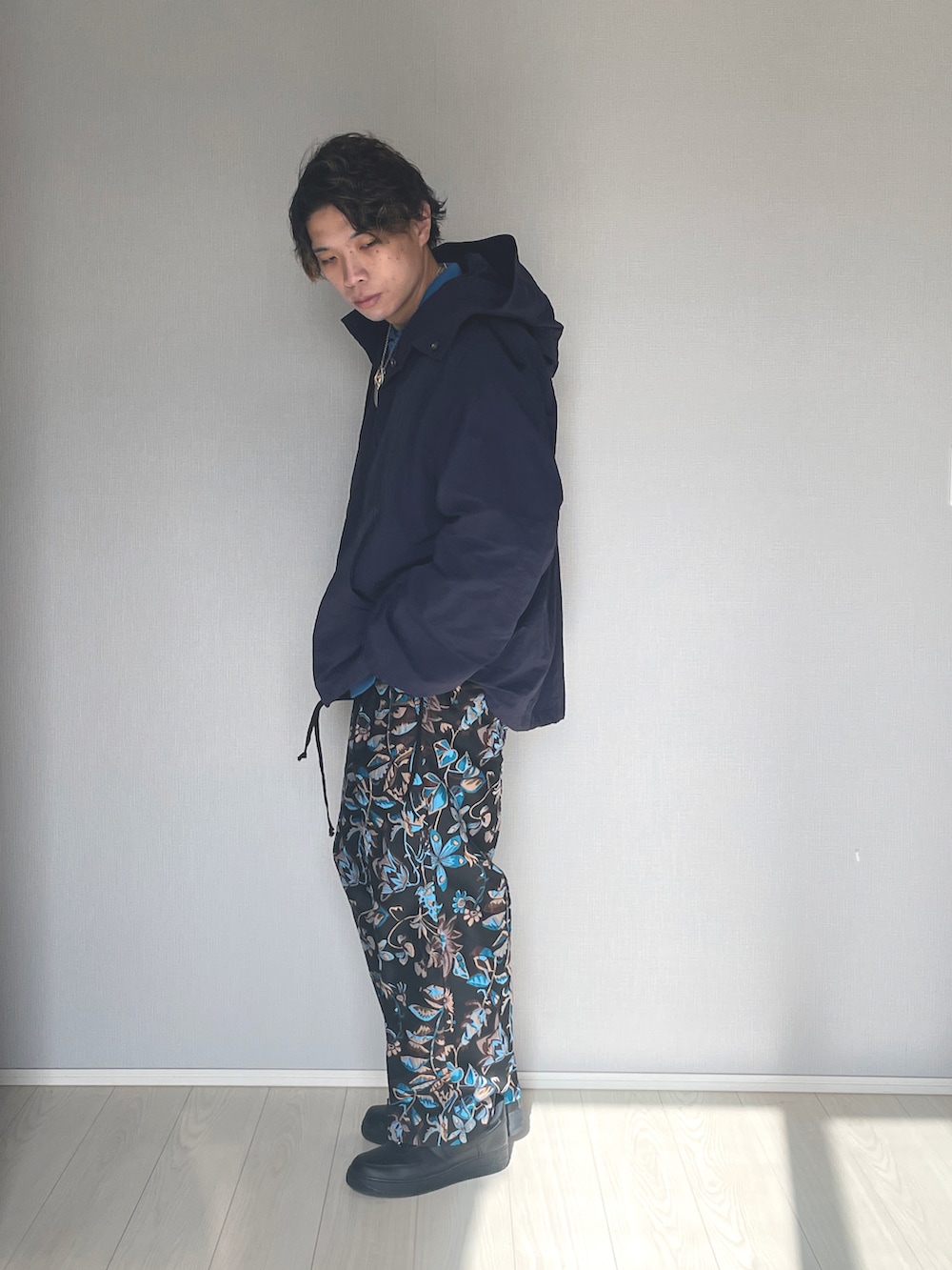 「服好きな人と繋がりたい、おしゃれさんと繋がりたい、メンズファッション、カジュアルコーデ、新星WEARISTAにエントリー、アノラックパーカー、大人カジュアル、ブルー系コーディネート、ニットポロ、メゾンスペシャル、花柄パンツ、刺繍、スニーカー、冬コーデ」|「NIKEのナイキ エア フォース 1 '07 メンズシューズ / Nike Air Force 1 '07 Men's Shoes CW2288-001 Black(スニーカー、ブラック系)」を使った、UW168さん(メンズ・175cm)の冬コーディネートの5枚目の写真