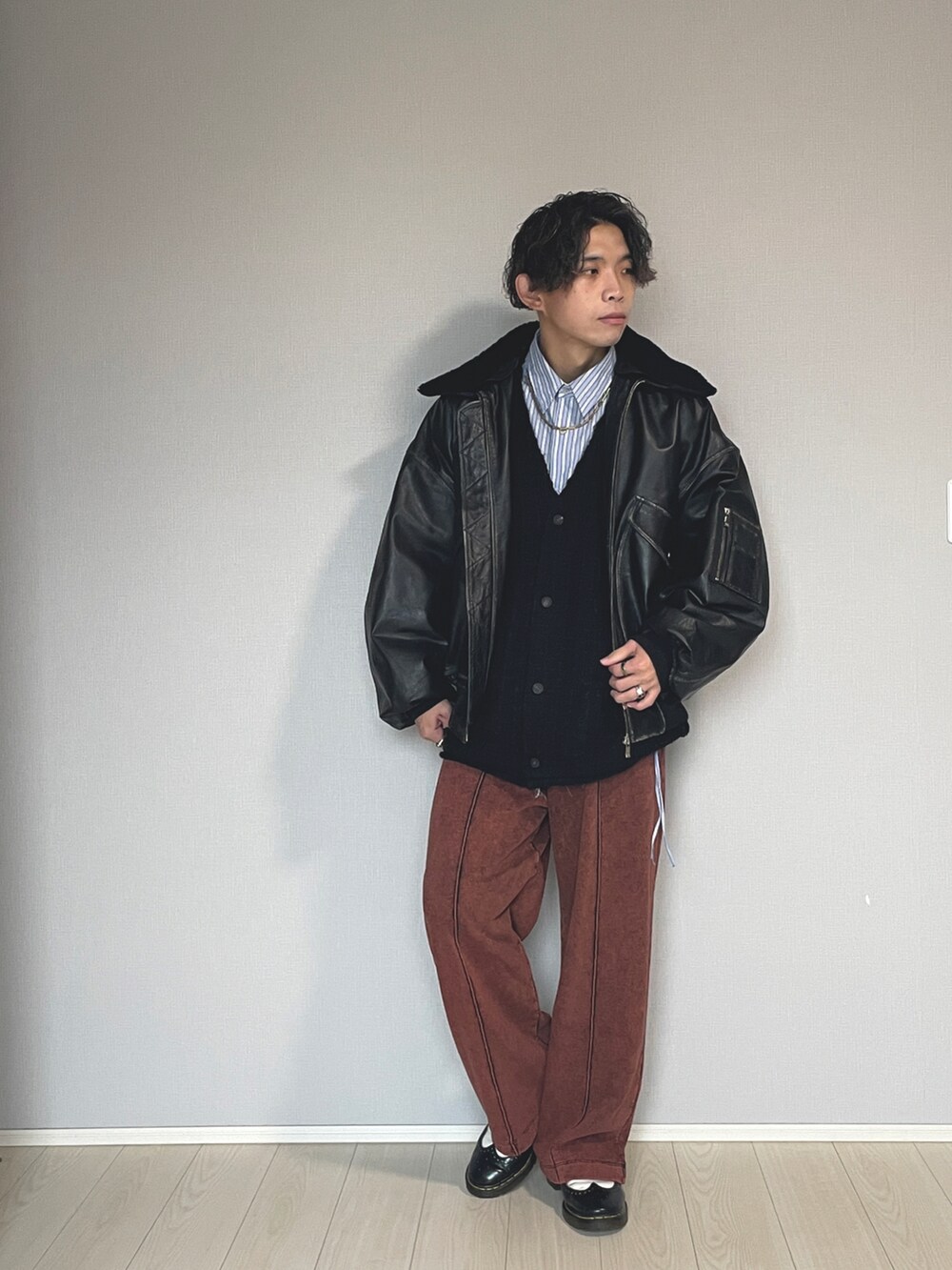 ブラック系のシューズ、レッド系のスウェットパンツ、ブラック系のカーディガン/ボレロを着用したメンズの冬コーディネートの3枚目の写真