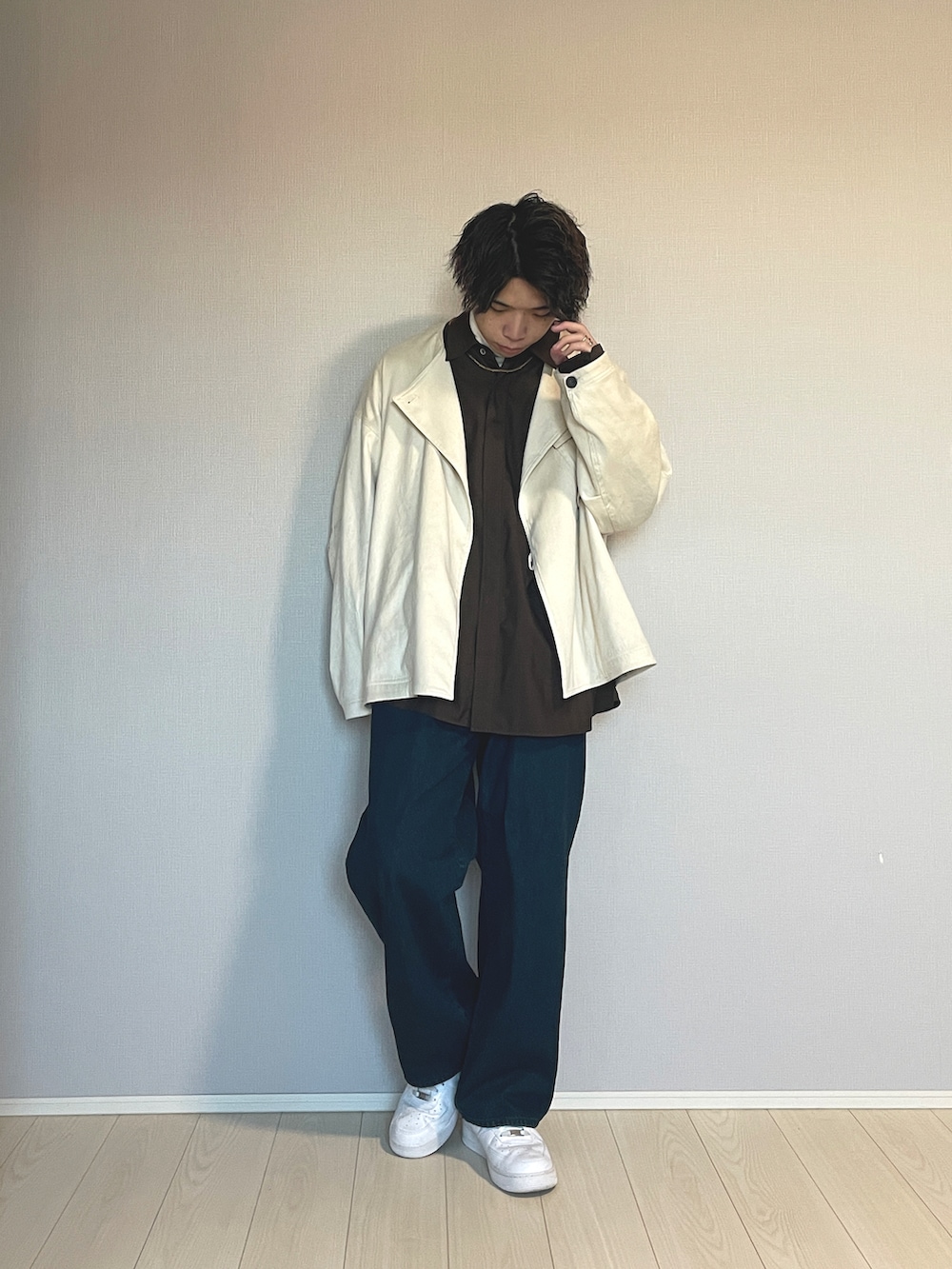 ホワイト系のスニーカー、ブルー系のデニムパンツ、ブラウン系のシャツ/ブラウスを着用したメンズの春コーディネートの3枚目の写真