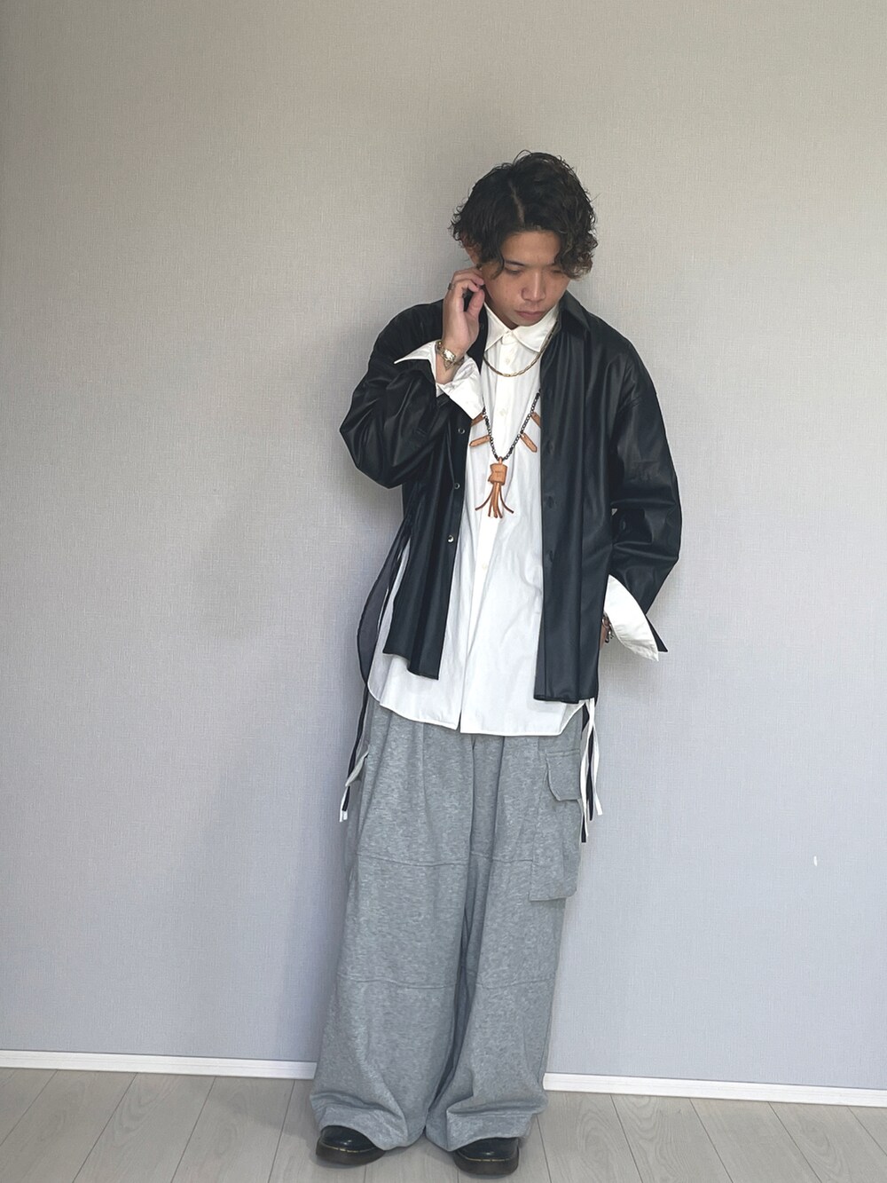 「服好きな人と繋がりたい、おしゃれさんと繋がりたい、メンズファッション、カジュアルコーデ、新星WEARISTAにエントリー、レザーシャツ、白シャツ、カーゴパンツ、スウェット、スウェットカーゴ、革靴、TOIRONIER、メゾンスペシャル」|「古着のアイテム(シューズ、ブラック系)」を使った、UW168さん(メンズ・175cm)の冬コーディネートの5枚目の写真