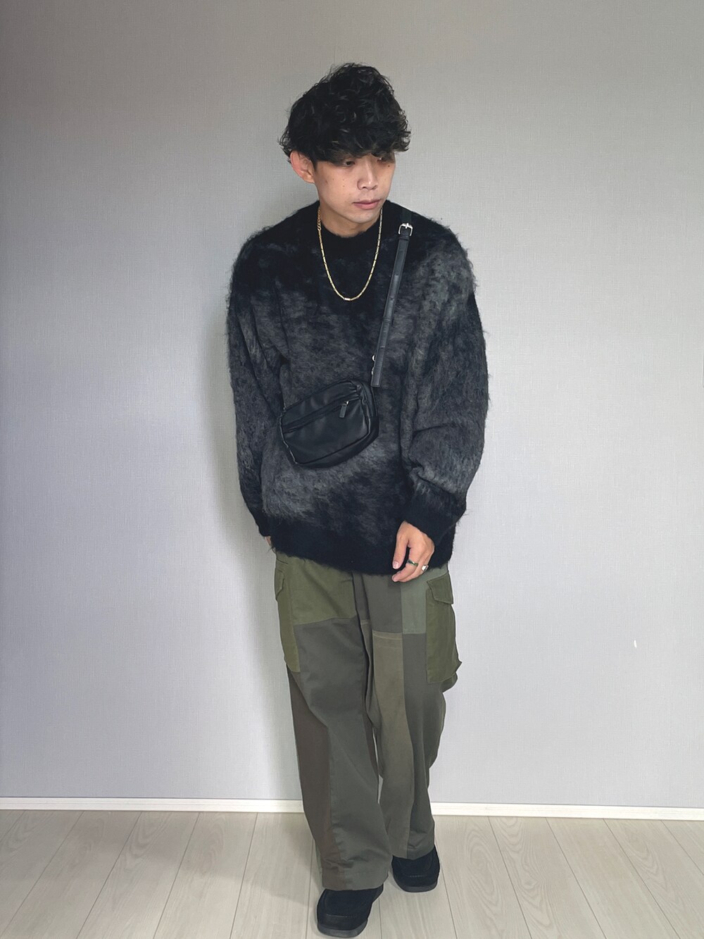 「おしゃれさんと繋がりたい、服好きな人と繋がりたい、ファッションを楽しもう、秋冬コーデ、大人カジュアル、シンプルコーデ、秋服、大人コーデ、きれいめカジュアル、グラデーションニット、キレイめ、ニットコーデ、WYM、カジュアル」｜「MAISON SPECIALの《ユニセックスアイテム》【SPECIAL REMAKE FACTORY コラボ】サスティナブルリメイクカーゴパンツ 【MAISON SPECIAL/メゾンスペシャル】（カーゴパンツ、グリーン系）」を使った、UW168さん（メンズ・175cm）の秋コーディネートの5枚目の写真