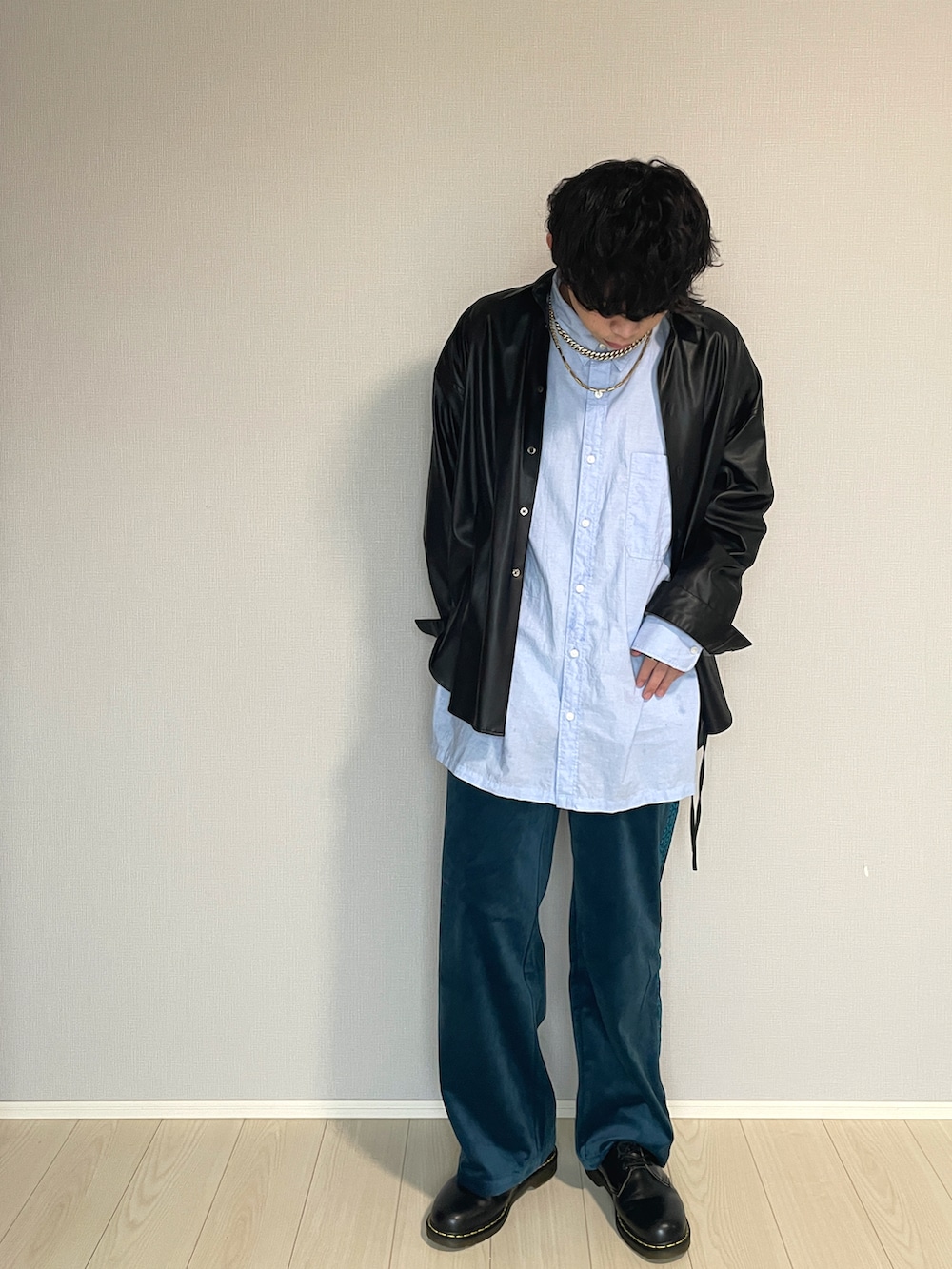 ブルー系のその他パンツ、ブラック系のシャツ/ブラウス、ブルー系のシャツ/ブラウスを着用したメンズの春コーディネートの2枚目の写真