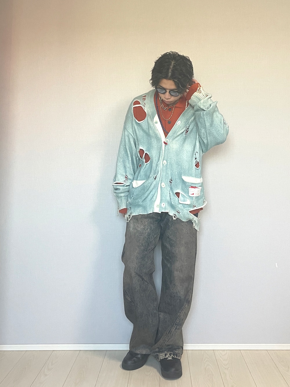 「服好きな人と繋がりたい、おしゃれさんと繋がりたい、メンズファッション、カジュアルコーデ、カーディガン、秋っぽコーデ更新中、オレンジ、デニム、ミハラヤスヒロ(MIHARAYASUHIRO)、メゾンスペシャル、WYM、WYM LIDNM、NIKE、エアフォースワン、ストリート」｜「NIKEのナイキ エア フォース 1 '07 メンズシューズ / Nike Air Force 1 '07 Men's Shoes CW2288-001 Black（スニーカー、ブラック系）」を使った、UW168さん（メンズ・175cm）の秋コーディネートの3枚目の写真