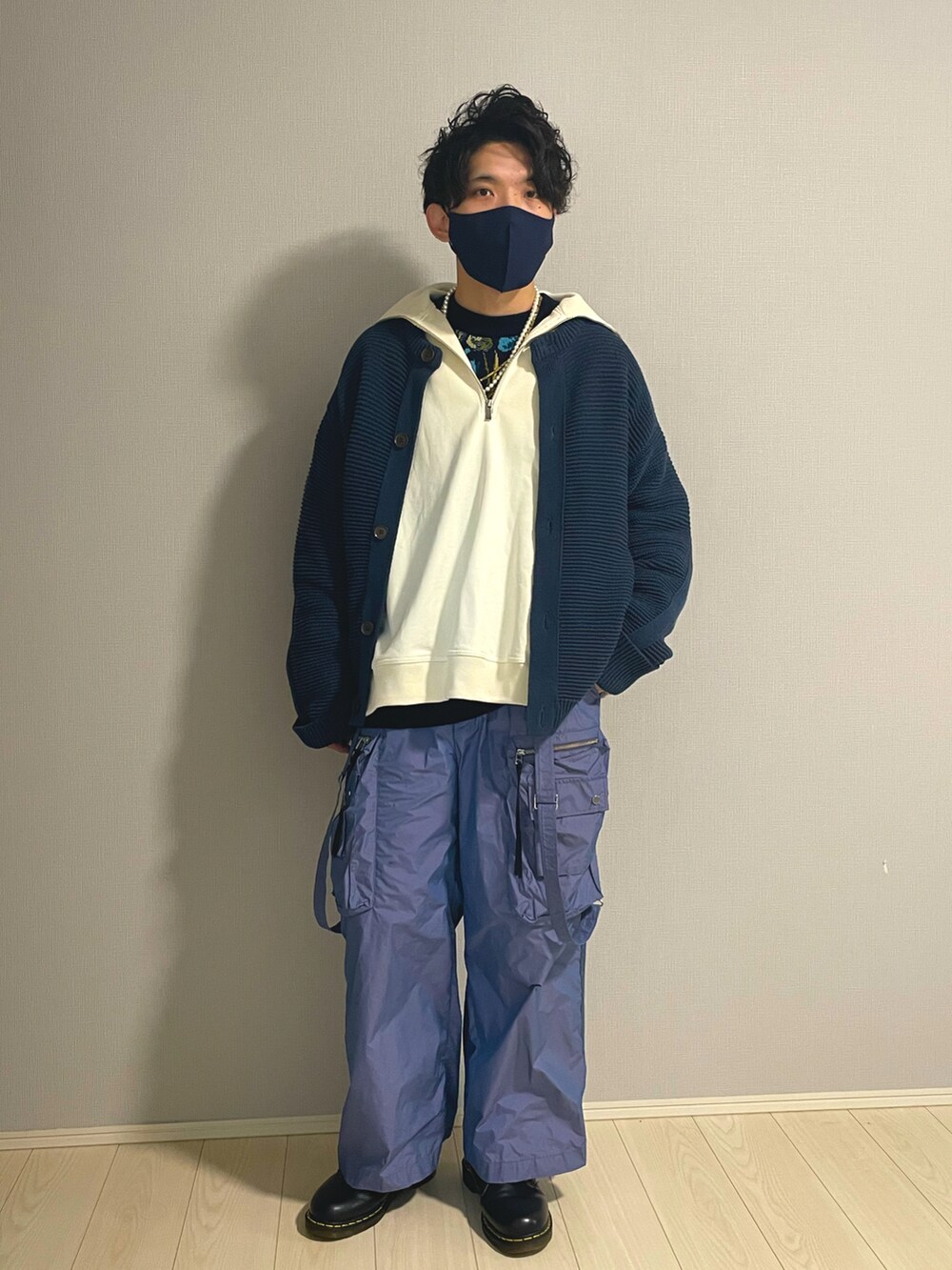 「おしゃれさんと繋がりたい、服好きな人と繋がりたい、大人カジュアル、秋冬コーデ、カジュアル、カーディガン、ハーフジップ、ブルー、ミリタリーパンツ、レイヤードスタイル」｜「Dr. Martensのアイテム（シューズ、ブラック系）」を使った、UW168さん（メンズ・175cm）の冬コーディネートの2枚目の写真