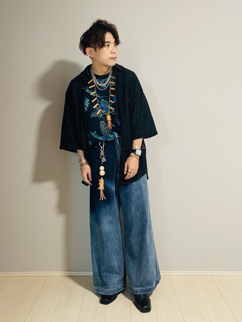 ブルー系のデニムパンツ、ブラック系のブーツ、ブルー系のTシャツ/カットソーを着用したメンズの夏コーディネートの4枚目の写真