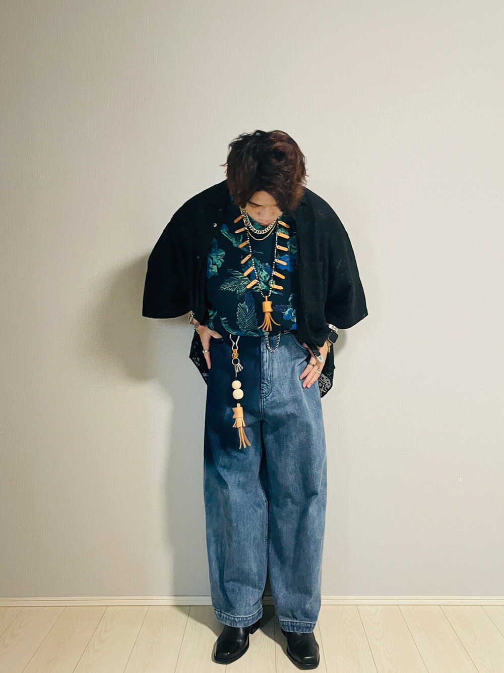 ブルー系のデニムパンツ、ブラック系のブーツ、ブルー系のTシャツ/カットソーを着用したメンズの夏コーディネートの3枚目の写真