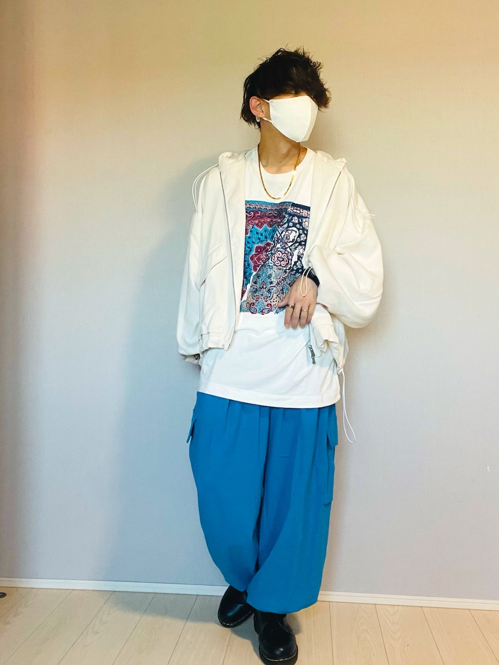 「おしゃれさんと繋がりたい、シンプルコーデ、メンズコーデ、メンズファッション、ビッグシルエット、柄シャツ、カラーパンツ、ブルー、刺繍Tシャツ、パーカー、カーゴパンツ」｜「Dr. Martensのアイテム（シューズ、ブラック系）」を使った、UW168さん（メンズ・175cm）の秋コーディネートの2枚目の写真