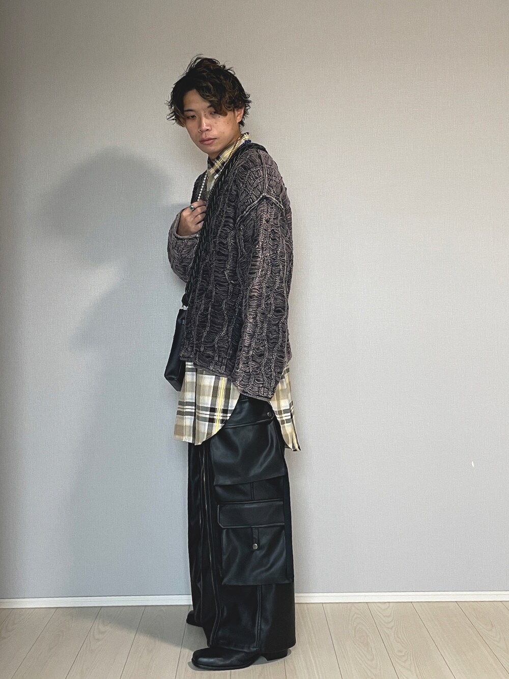「服好きな人と繋がりたい、おしゃれさんと繋がりたい、メンズファッション、カジュアルコーデ、オトナカジュアル、メンズコーデ、秋冬コーデ、ダメージニット、チェックシャツ、レザーパンツ、スニーカー、レザーカーゴパンツ、メゾンスペシャル、HARE、新星WEARISTAにエントリー」｜「HAREのマテリアルZIPカーゴパンツ(HARE)（カーゴパンツ、ブラック系）」を使った、UW168さん（メンズ・175cm）の冬コーディネートの4枚目の写真