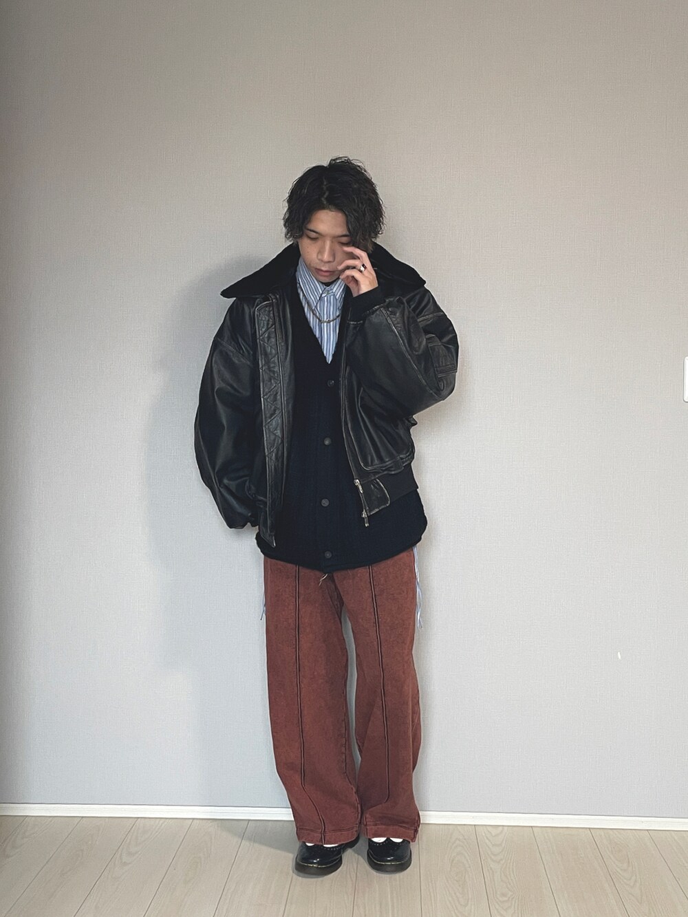 ブラック系のシューズ、レッド系のスウェットパンツ、ブラック系のカーディガン/ボレロを着用したメンズの冬コーディネートの5枚目の写真