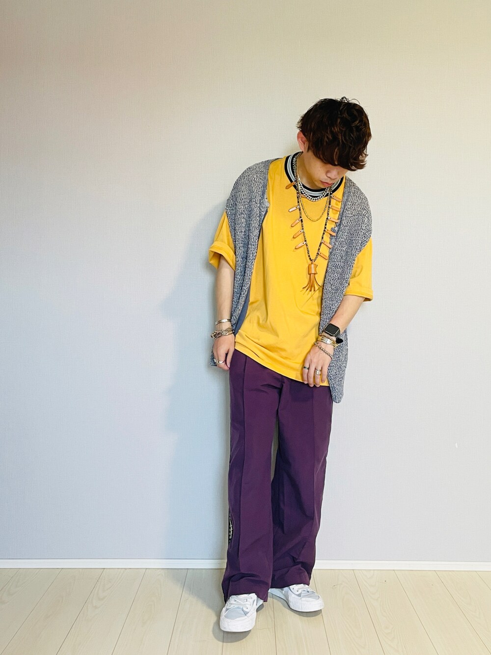パープル系のその他パンツ、ホワイト系のスニーカー、イエロー系のTシャツ/カットソーを着用したメンズの夏コーディネートの2枚目の写真