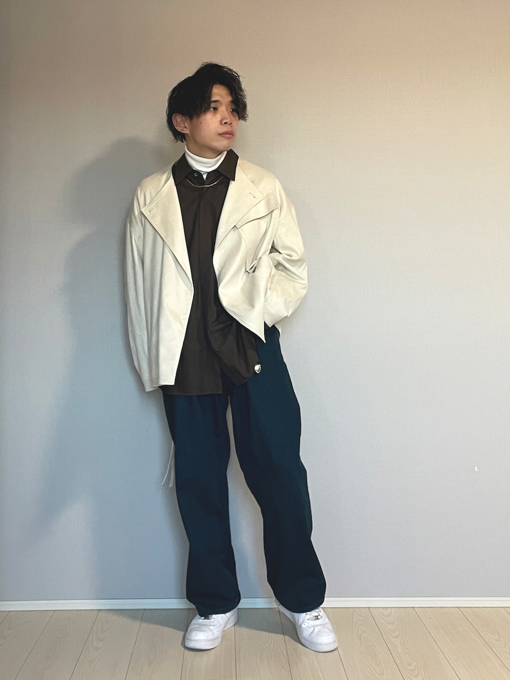 ホワイト系のスニーカー、ブルー系のデニムパンツ、ブラウン系のシャツ/ブラウスを着用したメンズの春コーディネートの4枚目の写真