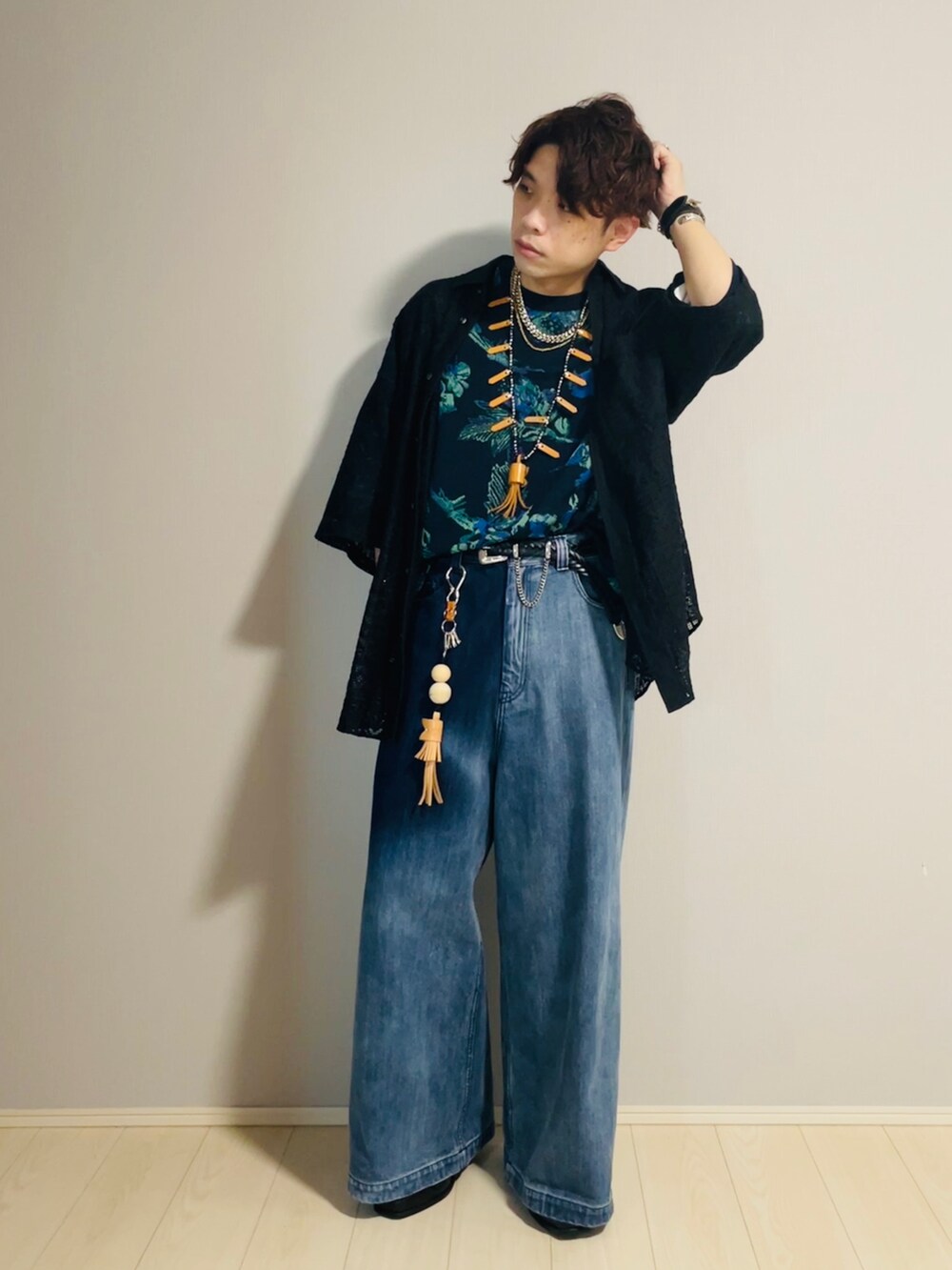 ブルー系のデニムパンツ、ブラック系のブーツ、ブルー系のTシャツ/カットソーを着用したメンズの夏コーディネートの5枚目の写真