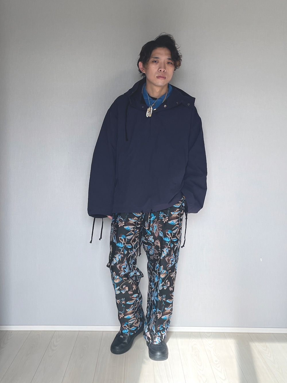「服好きな人と繋がりたい、おしゃれさんと繋がりたい、メンズファッション、カジュアルコーデ、新星WEARISTAにエントリー、アノラックパーカー、大人カジュアル、ブルー系コーディネート、ニットポロ、メゾンスペシャル、花柄パンツ、刺繍、スニーカー、冬コーデ」|「NIKEのナイキ エア フォース 1 '07 メンズシューズ / Nike Air Force 1 '07 Men's Shoes CW2288-001 Black(スニーカー、ブラック系)」を使った、UW168さん(メンズ・175cm)の冬コーディネートの3枚目の写真
