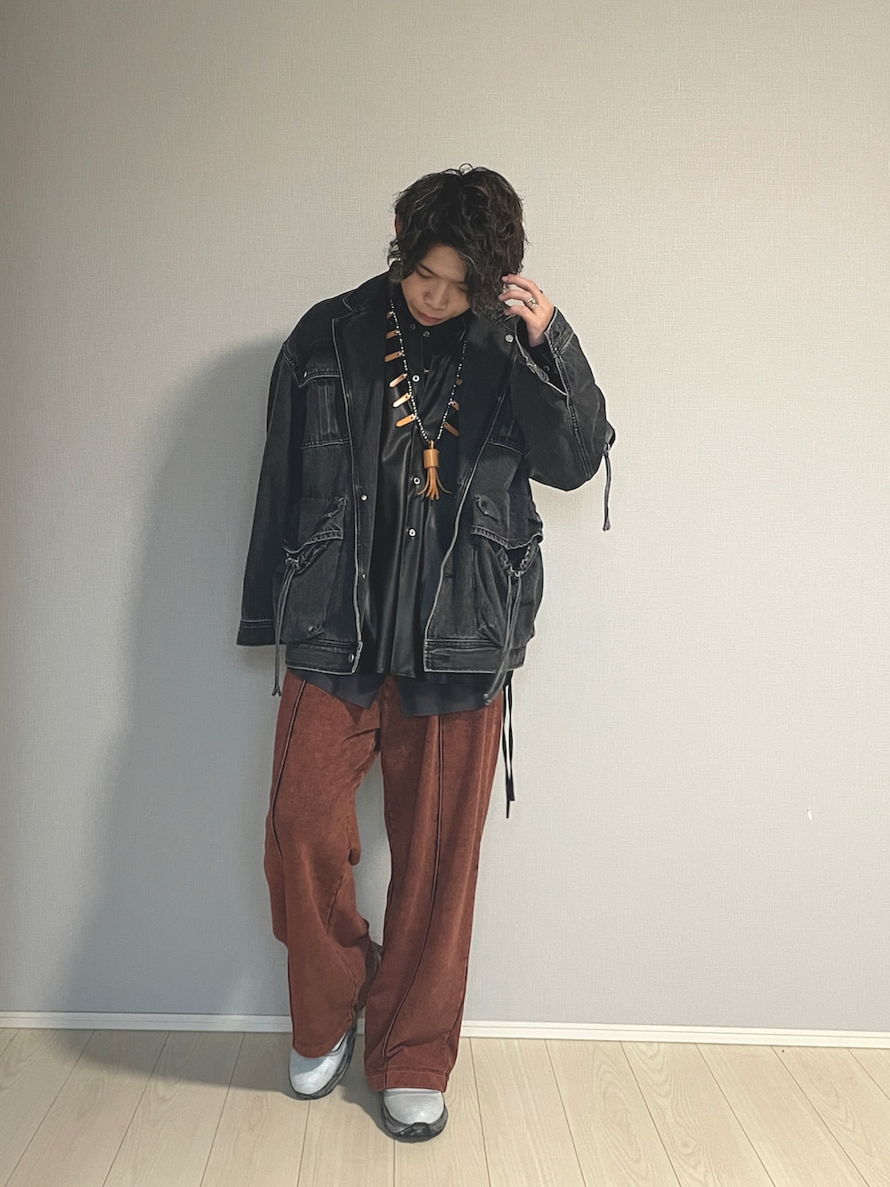 ホワイト系のブーツ、レッド系のスウェットパンツ、グレー系のシャツ/ブラウスを着用したメンズの冬コーディネートの2枚目の写真