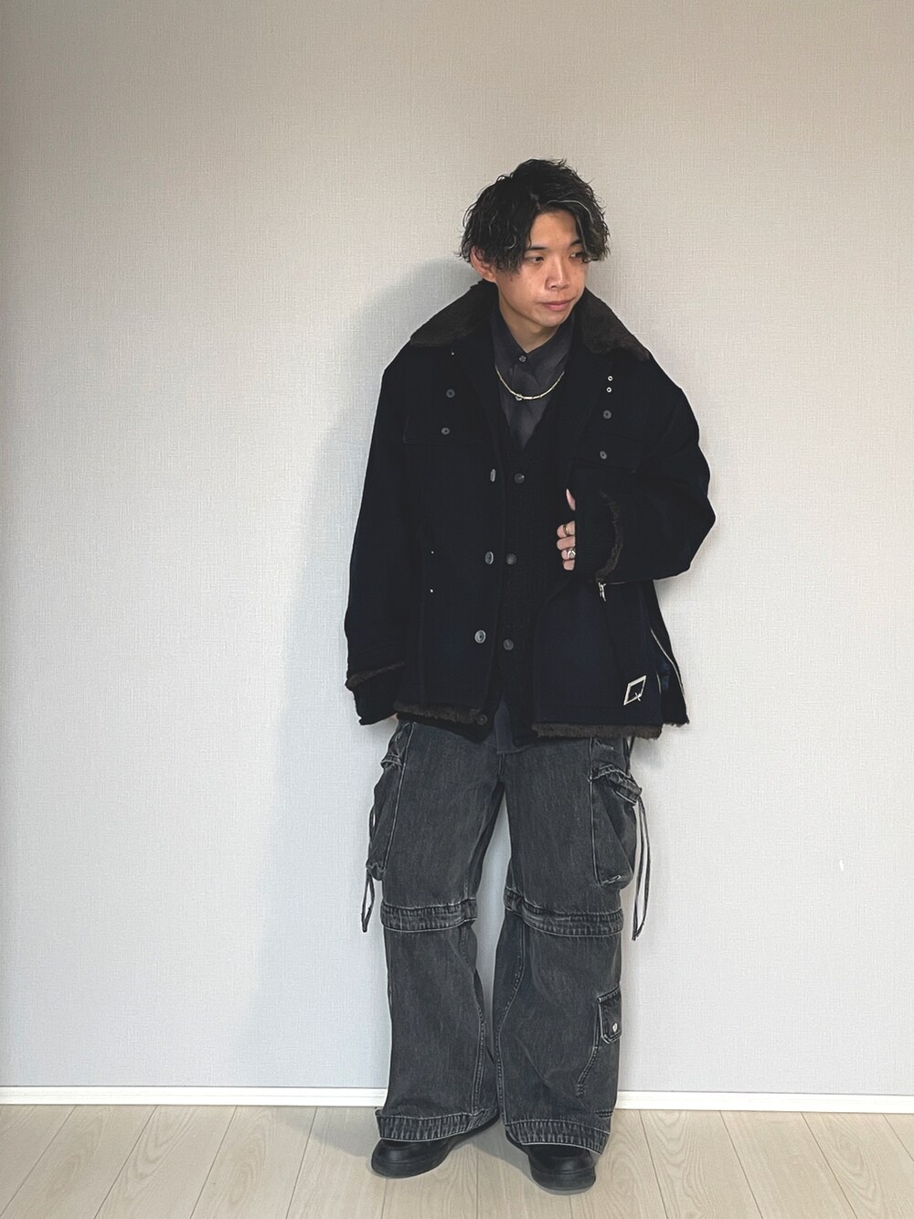 「服好きな人と繋がりたい、おしゃれさんと繋がりたい、メンズファッション、カジュアルコーデ、ファッションを楽しもう、大人コーデ、ダークトーンコーデ、キレイめカジュアル、デニム、カーゴパンツ、メゾンスペシャル、冬コーデ」|「MAISON SPECIALの《ユニセックスアイテム》ビッグポケット2WAYバギーデニムカーゴパンツ【MAISON SPECIAL/メゾンスペシャル】■セットアップ対応■(デニムパンツ、ブラック系)」を使った、UW168さん(メンズ・175cm)の冬コーディネートの2枚目の写真