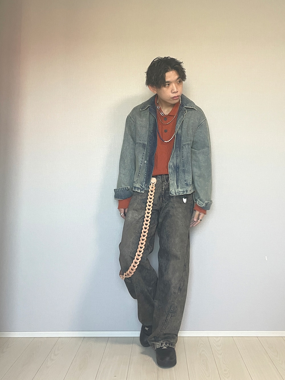 「服好きな人と繋がりたい、おしゃれさんと繋がりたい、メンズファッション、メンズコーデ、カジュアル、カジュアルコーデ、デニムアウター、デニムパンツ、オレンジ、秋っぽコーデ更新中、初秋コーデ、NIKE、エアフォースワン、WYM、メゾンスペシャル」｜「NIKEのナイキ エア フォース 1 '07 メンズシューズ / Nike Air Force 1 '07 Men's Shoes CW2288-001 Black（スニーカー、ブラック系）」を使った、UW168さん（メンズ・175cm）の秋コーディネートの4枚目の写真