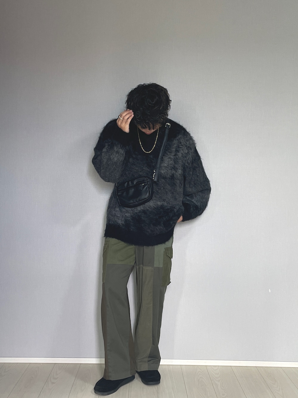 「おしゃれさんと繋がりたい、服好きな人と繋がりたい、ファッションを楽しもう、秋冬コーデ、大人カジュアル、シンプルコーデ、秋服、大人コーデ、きれいめカジュアル、グラデーションニット、キレイめ、ニットコーデ、WYM、カジュアル」｜「MAISON SPECIALの《ユニセックスアイテム》【SPECIAL REMAKE FACTORY コラボ】サスティナブルリメイクカーゴパンツ 【MAISON SPECIAL/メゾンスペシャル】（カーゴパンツ、グリーン系）」を使った、UW168さん（メンズ・175cm）の秋コーディネートの3枚目の写真