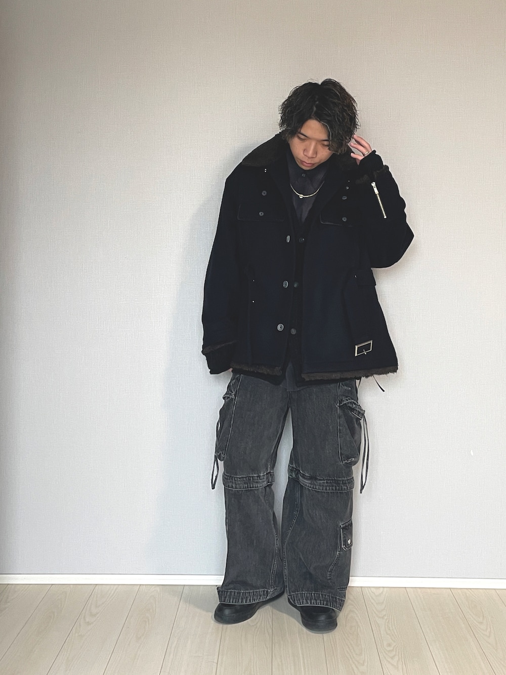 「服好きな人と繋がりたい、おしゃれさんと繋がりたい、メンズファッション、カジュアルコーデ、ファッションを楽しもう、大人コーデ、ダークトーンコーデ、キレイめカジュアル、デニム、カーゴパンツ、メゾンスペシャル、冬コーデ」|「MAISON SPECIALの《ユニセックスアイテム》ビッグポケット2WAYバギーデニムカーゴパンツ【MAISON SPECIAL/メゾンスペシャル】■セットアップ対応■(デニムパンツ、ブラック系)」を使った、UW168さん(メンズ・175cm)の冬コーディネートの4枚目の写真