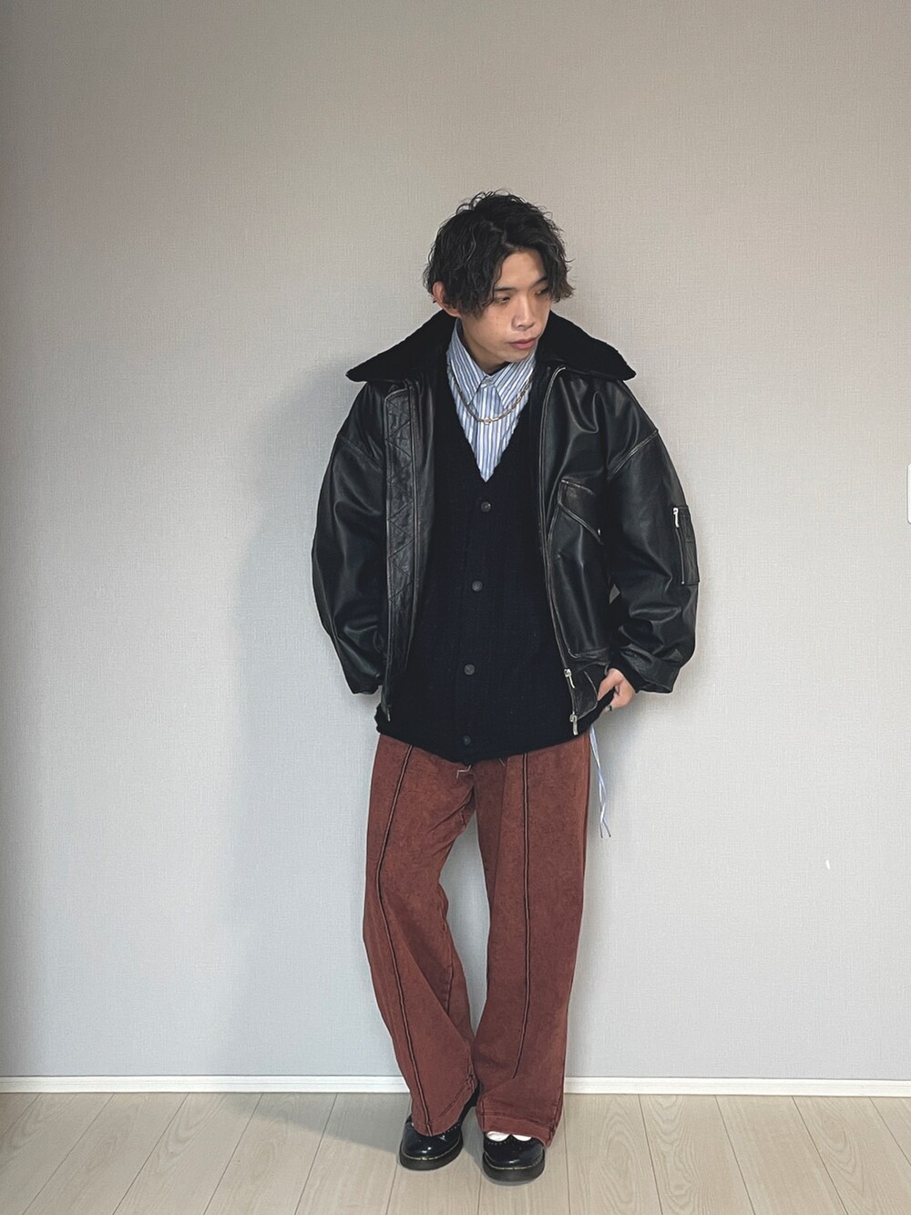 ブラック系のシューズ、レッド系のスウェットパンツ、ブラック系のカーディガン/ボレロを着用したメンズの冬コーディネートの2枚目の写真